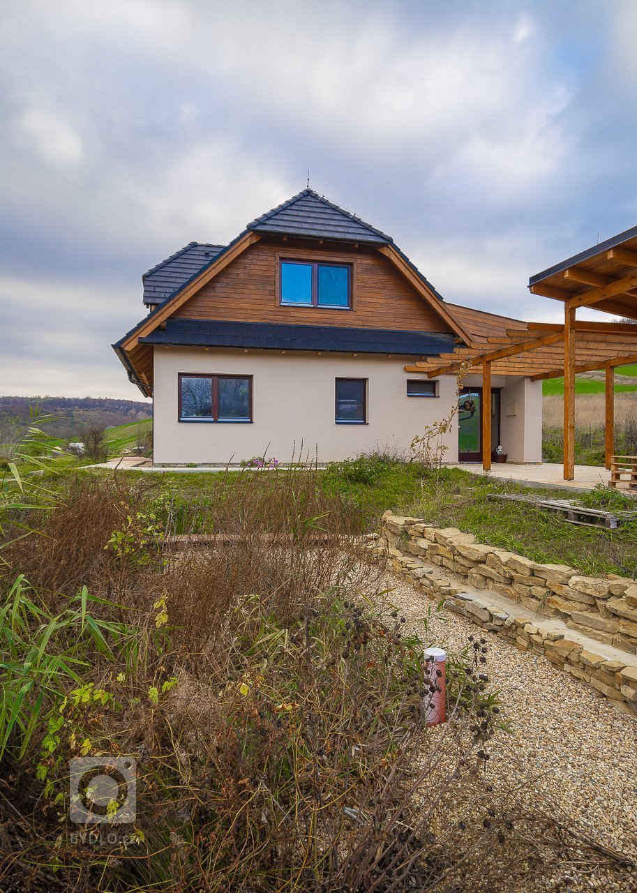 Ukončená realizace novostavby rodinného domu v&nbsp;nádherném prostředí otevřené krajiny nedaleko Koryčan.

V interiéru jsou postaveny kachlové kamna, ve…