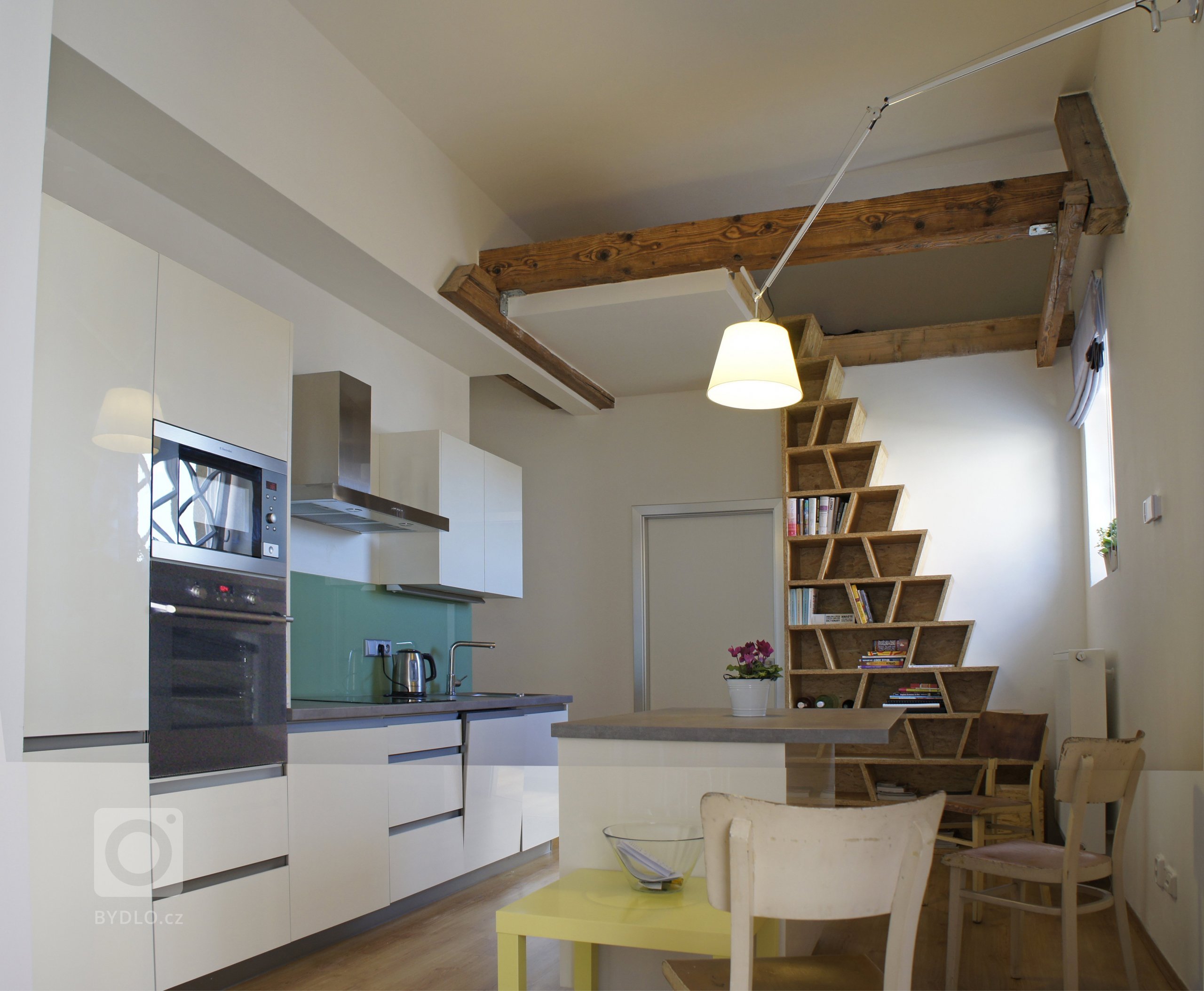 Úprava dispozice, nová ložnice a nad ní podkrovní prostor pro příležitostné přespání hostů. Výrazný design knihovny, sloužící také k&nbsp;výstupu hostů do…