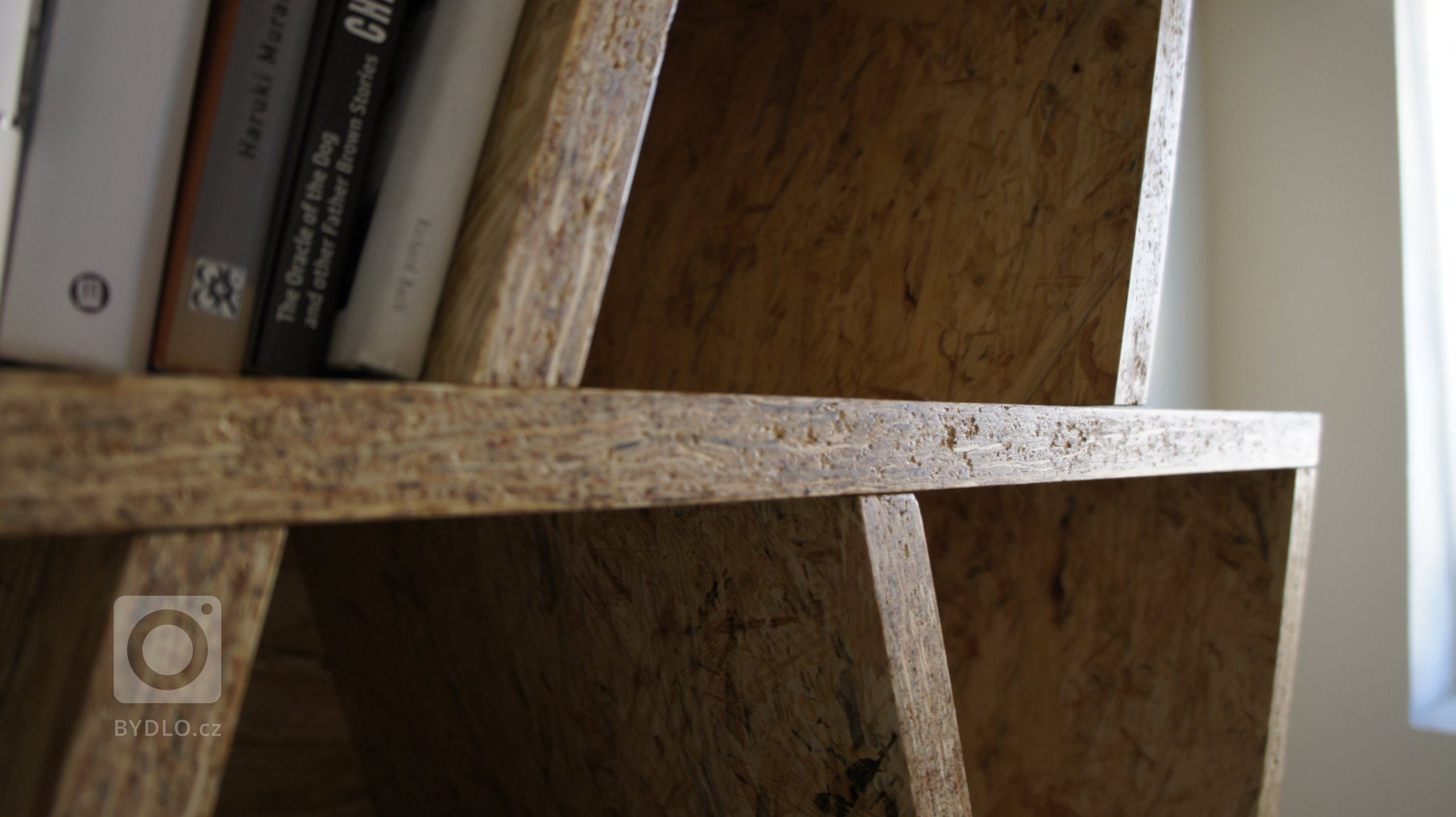 Úprava dispozice, nová ložnice a nad ní podkrovní prostor pro příležitostné přespání hostů. Výrazný design knihovny, sloužící také k&nbsp;výstupu hostů do…