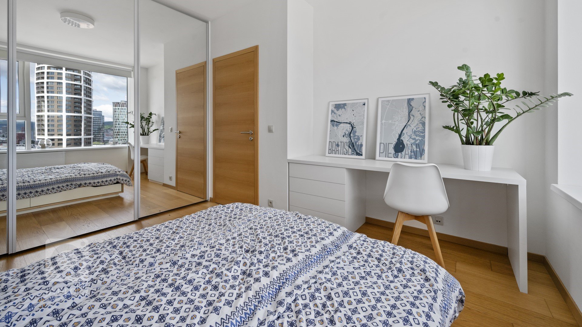 Realizace bytu v Panorama City v Bratislavě.&nbsp; Světlý dekor nábytku&nbsp;&nbsp;prolnutý dubovými prvky&nbsp;&nbsp;a nadčasovým designem vytváří koncpet…
