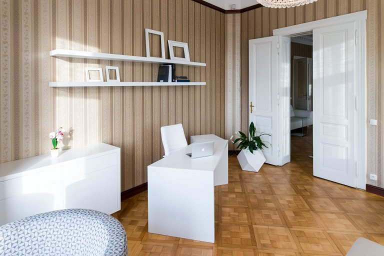Prosvětlená kancelář s velkým potenciálem. Zachovány designové prvky s okolním&nbsp;prostorem. Nábytek v bílém jednoduchém&nbsp;dekoru&nbsp;doplněn o stylové…