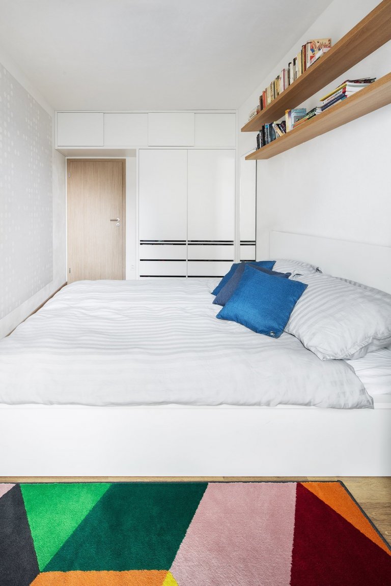 Jednoduchá a účelná ložnice.