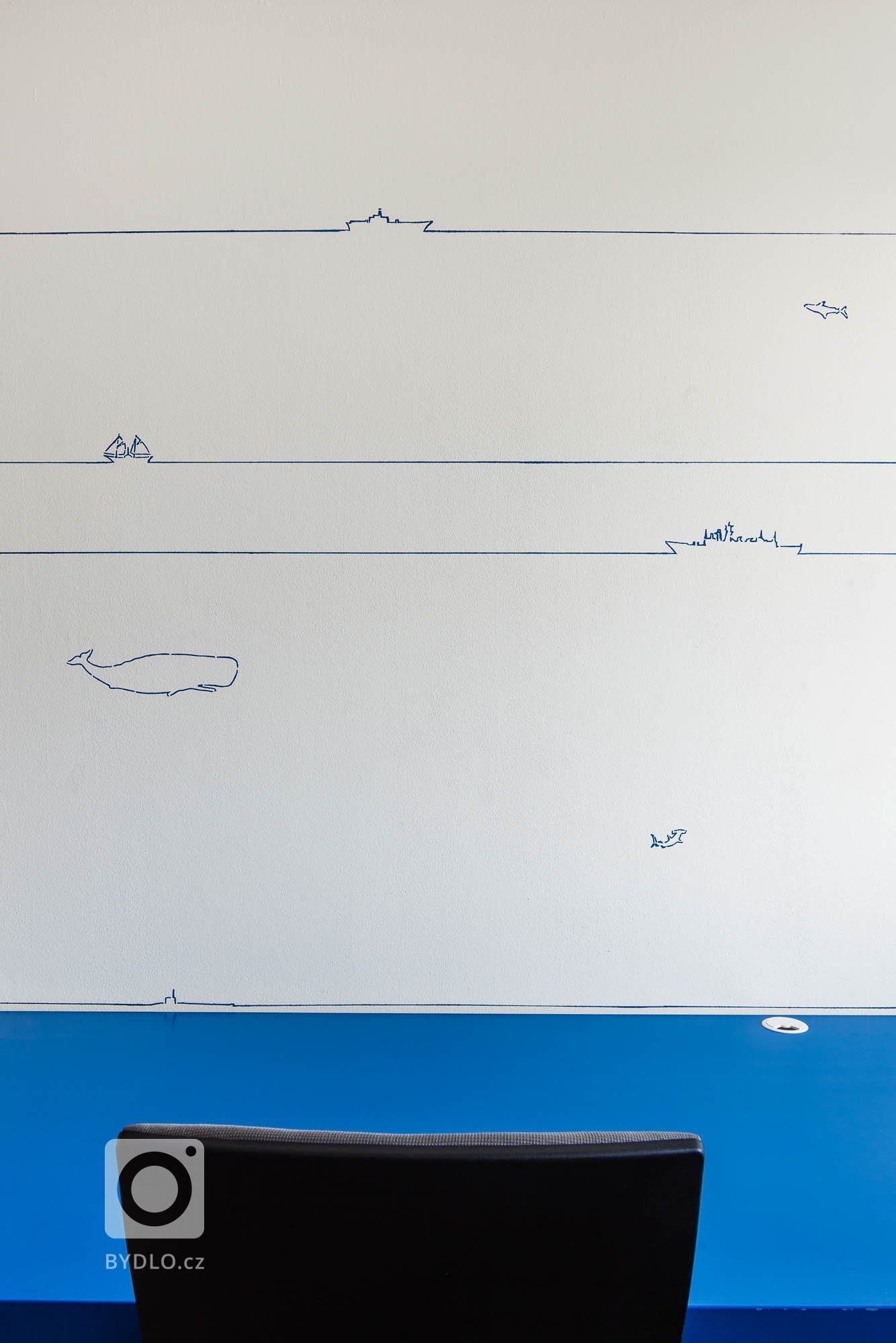 Zadáním byla pracovna v námořnickém stylu. Typickou modro-bílou kombinaci barev doplňuje neutrální šedá barva sedacího nábytku a přírodní barva dřeva podlahy a…