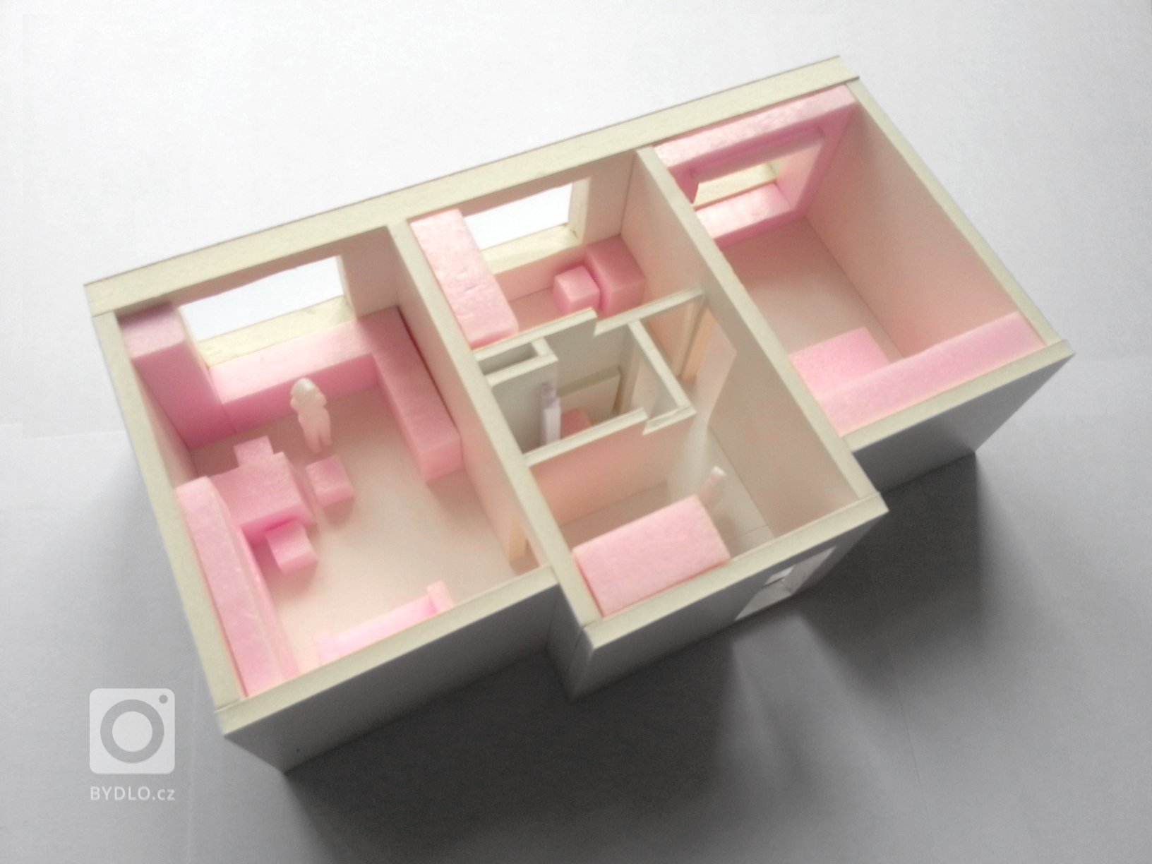 Změna dispozice bytu z 2+1 na 3KK

Koncepce:
- zvětšení prostoru předsíně a jeho prosvětlení přes koupelnu
- zvětšení koupelny
- pracovna/pokoj pro hosty
…