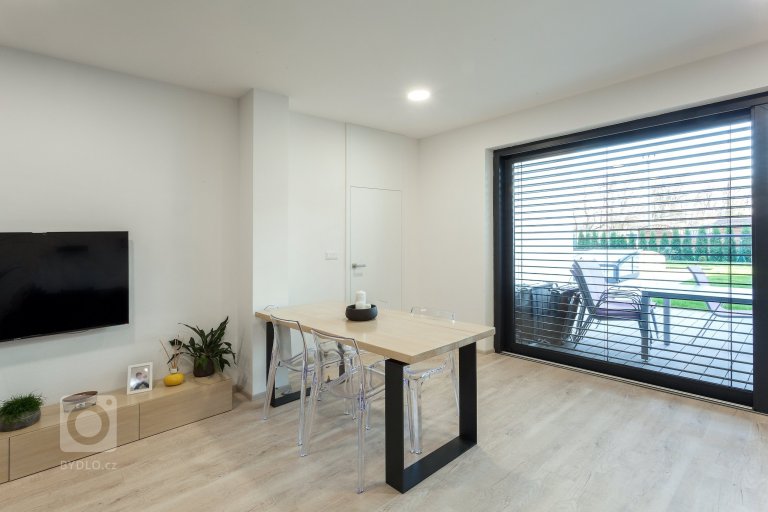 add picture to album