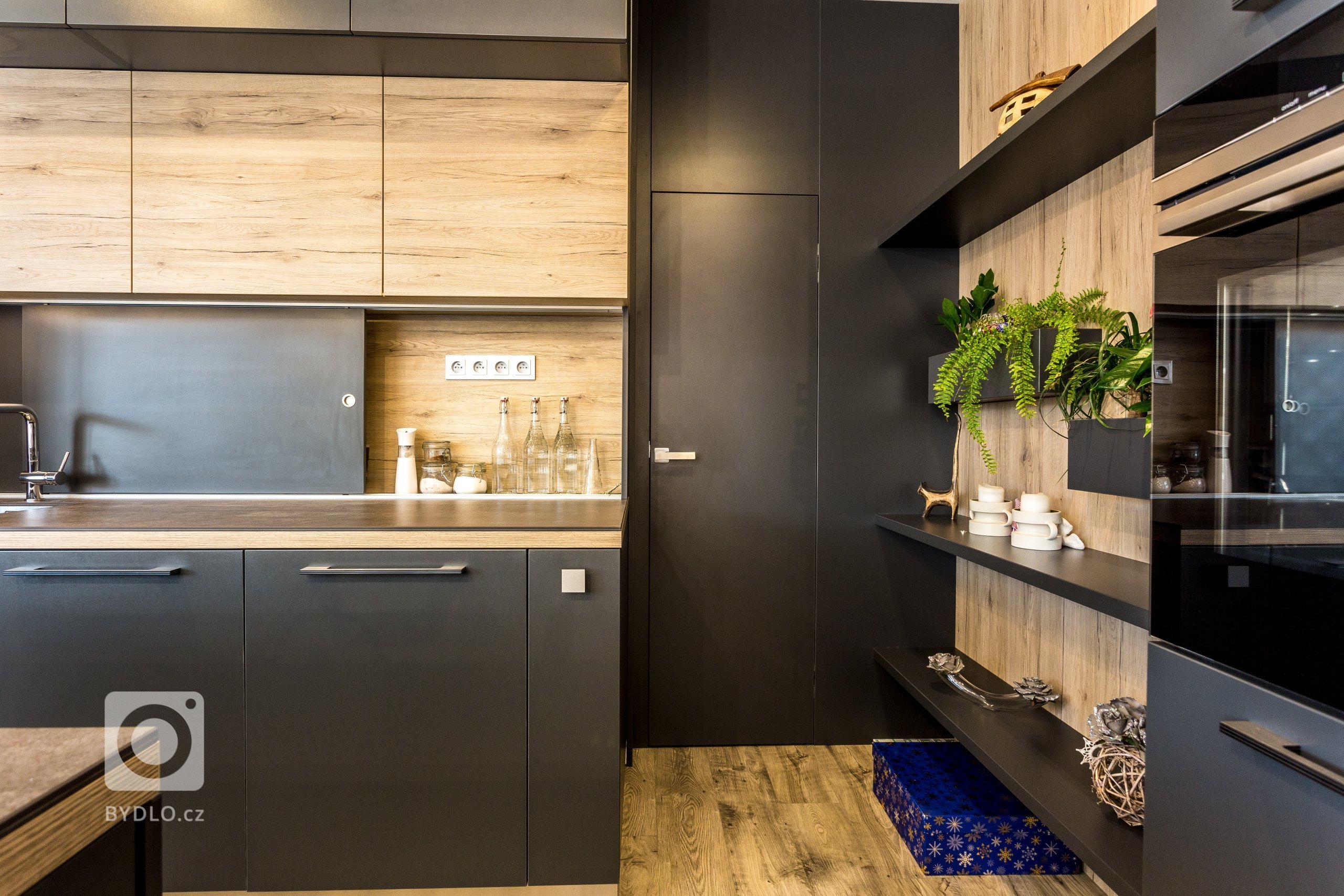 Interiér s nádechem skandinávského stylu. Nábytek včetně pohovky vyroben na zakázku. Pracovní deska z extrémně odolné velkoformátové keramiky Neolith,…