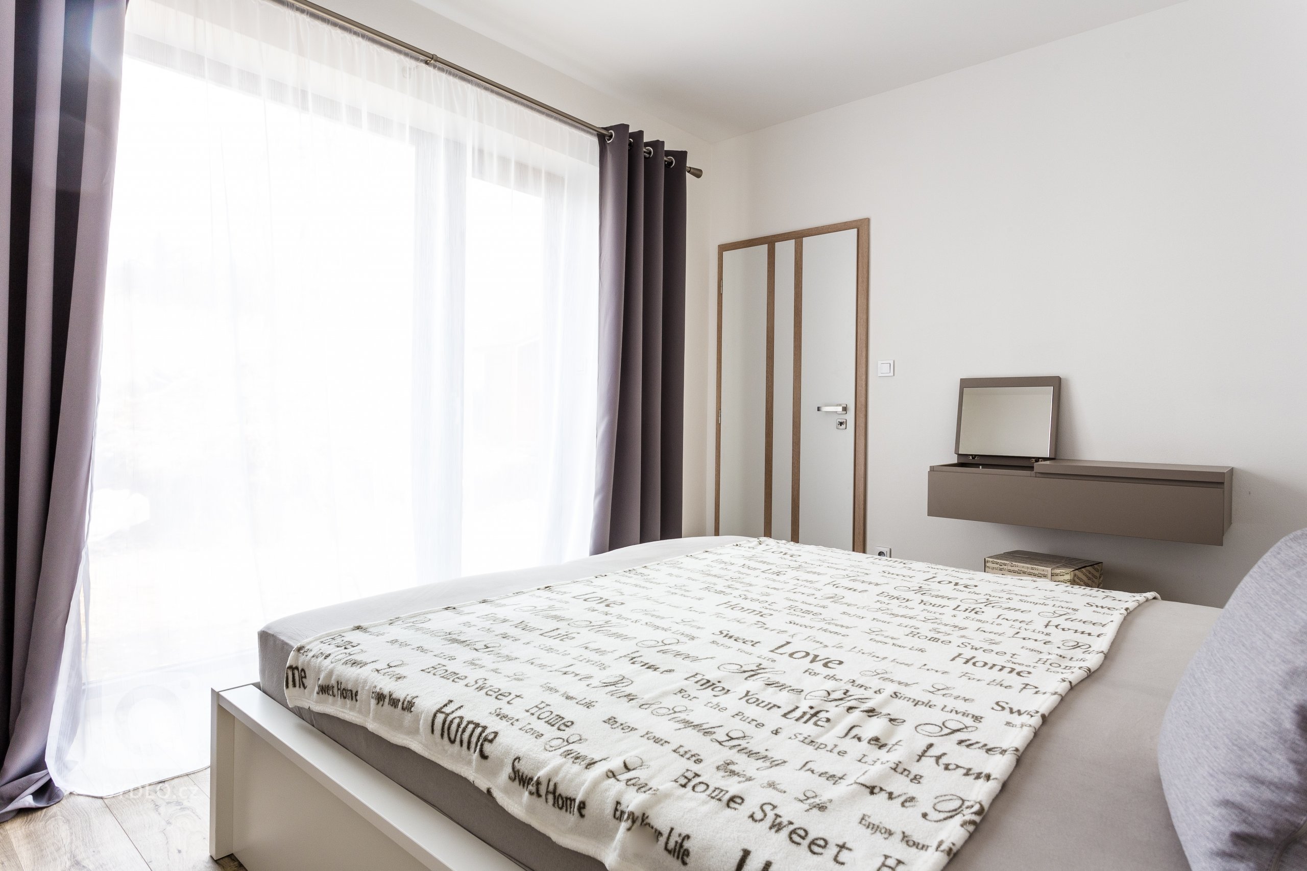 Interiér s nádechem skandinávského stylu. Nábytek včetně pohovky vyroben na zakázku. Pracovní deska z extrémně odolné velkoformátové keramiky Neolith,…