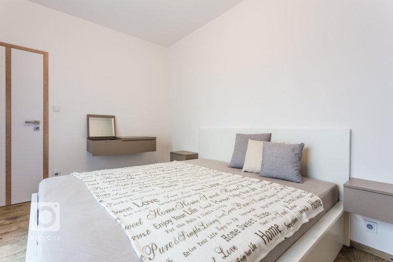 add picture to album