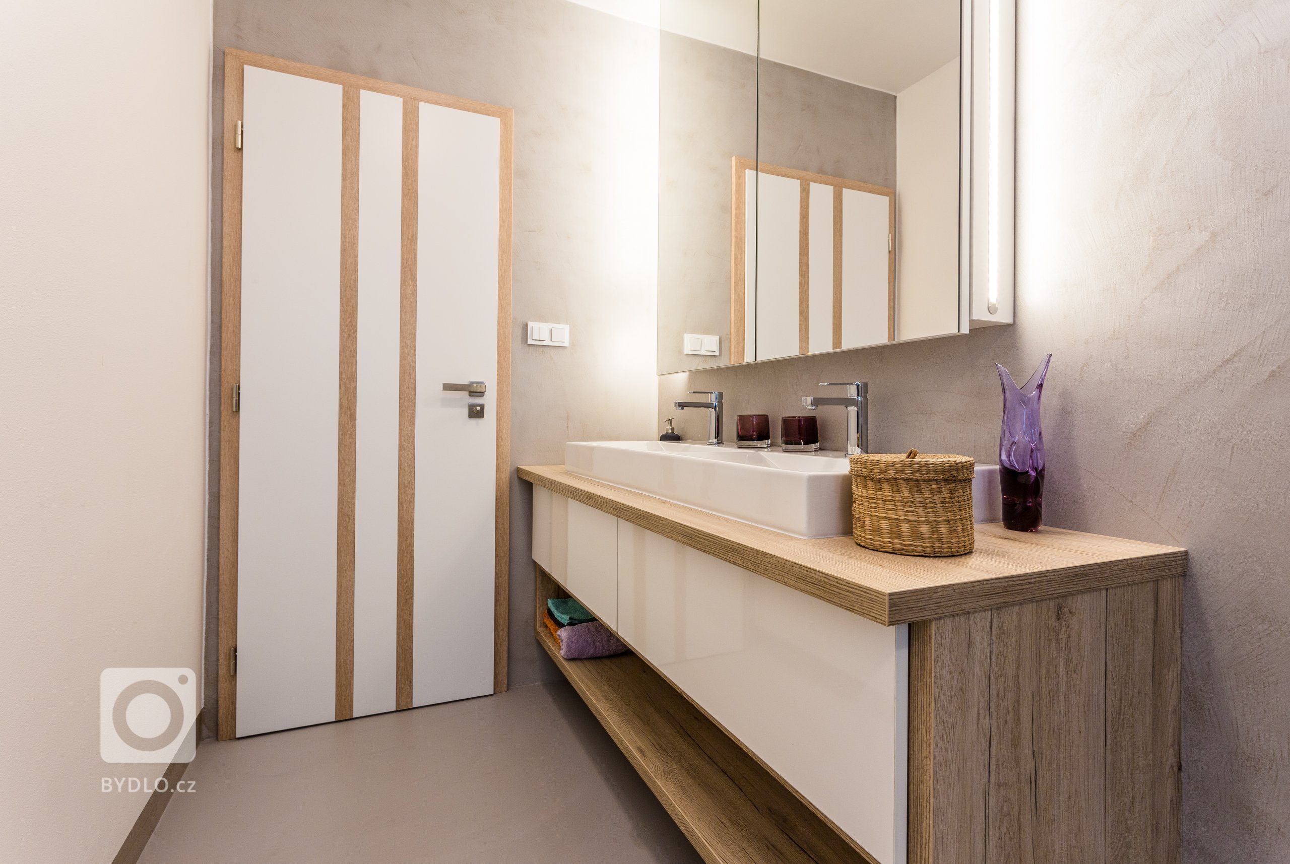 Interiér s nádechem skandinávského stylu. Nábytek včetně pohovky vyroben na zakázku. Pracovní deska z extrémně odolné velkoformátové keramiky Neolith,…