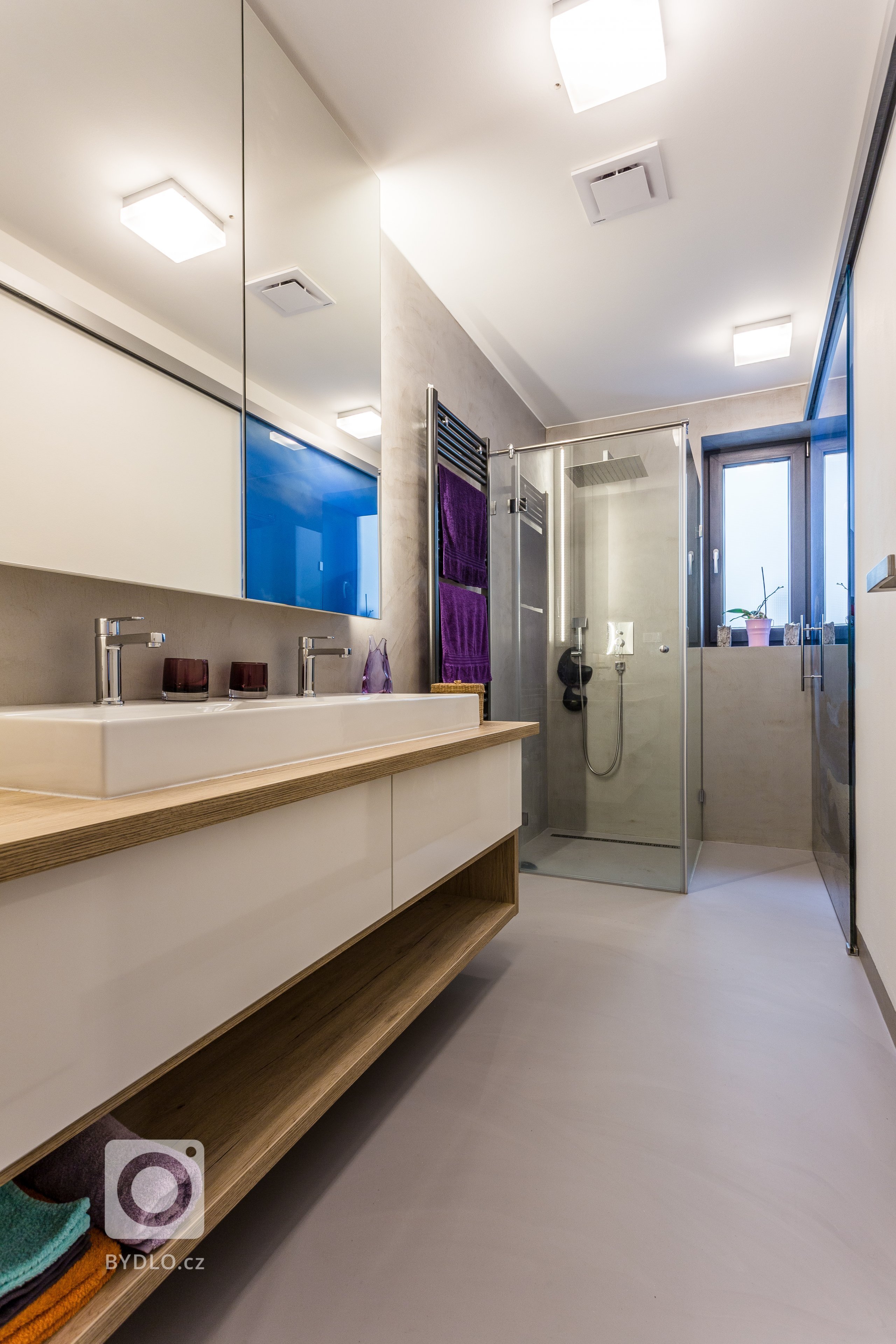 Interiér s nádechem skandinávského stylu. Nábytek včetně pohovky vyroben na zakázku. Pracovní deska z extrémně odolné velkoformátové keramiky Neolith,…