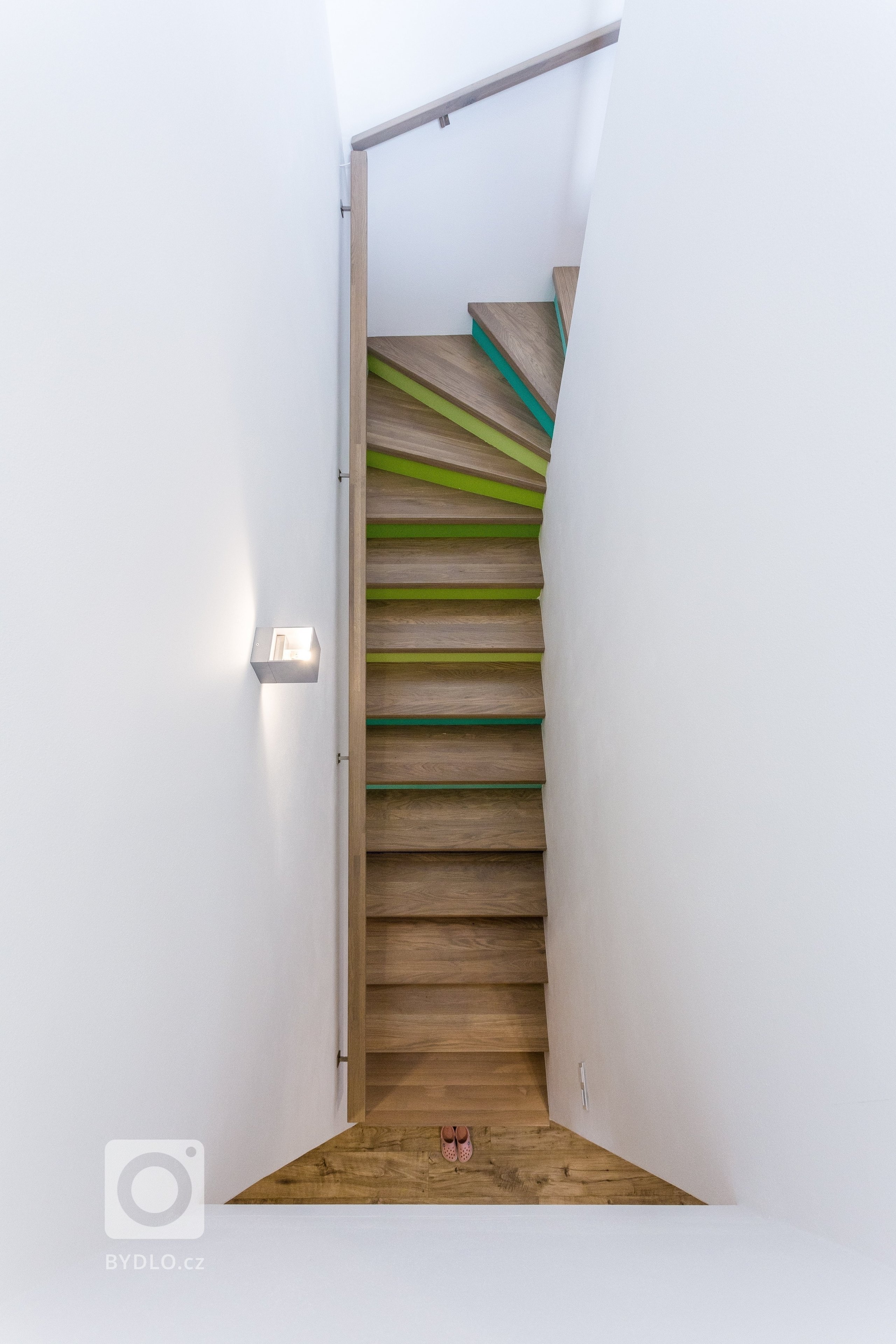 Interiér s nádechem skandinávského stylu. Nábytek včetně pohovky vyroben na zakázku. Pracovní deska z extrémně odolné velkoformátové keramiky Neolith,…