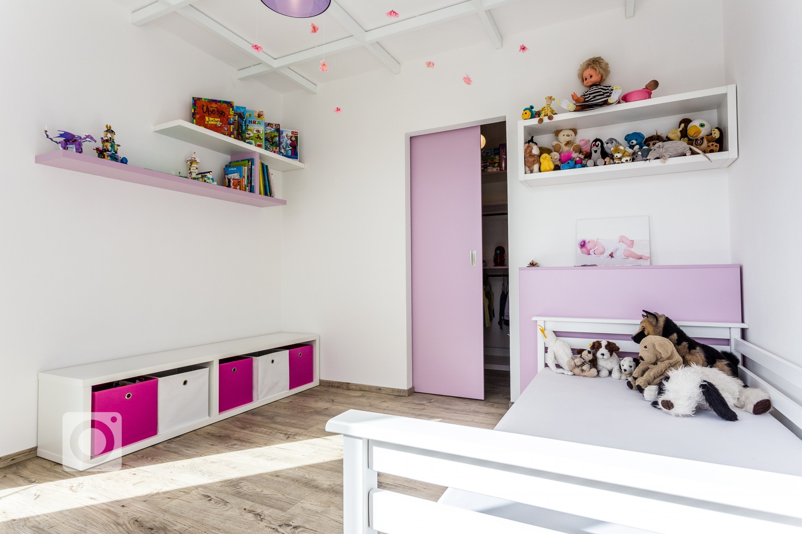 Interiér s nádechem skandinávského stylu. Nábytek včetně pohovky vyroben na zakázku. Pracovní deska z extrémně odolné velkoformátové keramiky Neolith,…