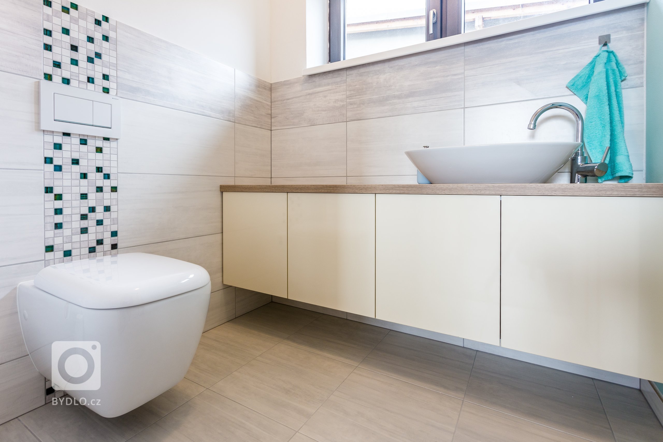 Interiér s nádechem skandinávského stylu. Nábytek včetně pohovky vyroben na zakázku. Pracovní deska z extrémně odolné velkoformátové keramiky Neolith,…