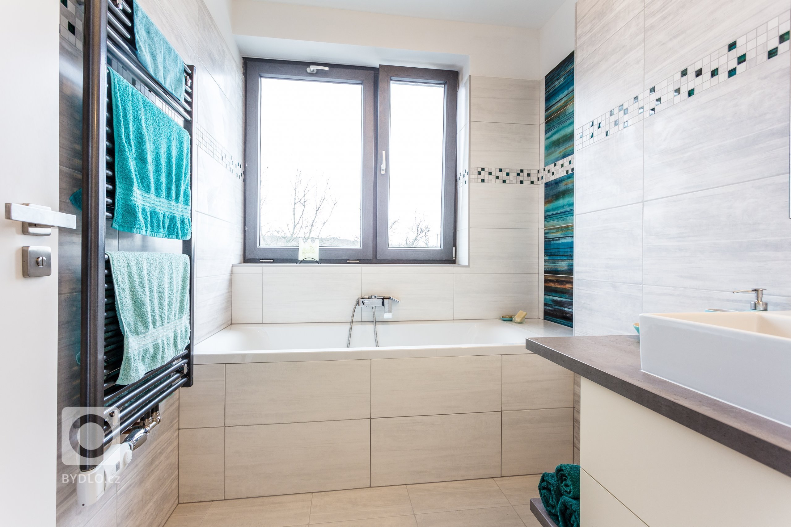 Interiér s nádechem skandinávského stylu. Nábytek včetně pohovky vyroben na zakázku. Pracovní deska z extrémně odolné velkoformátové keramiky Neolith,…