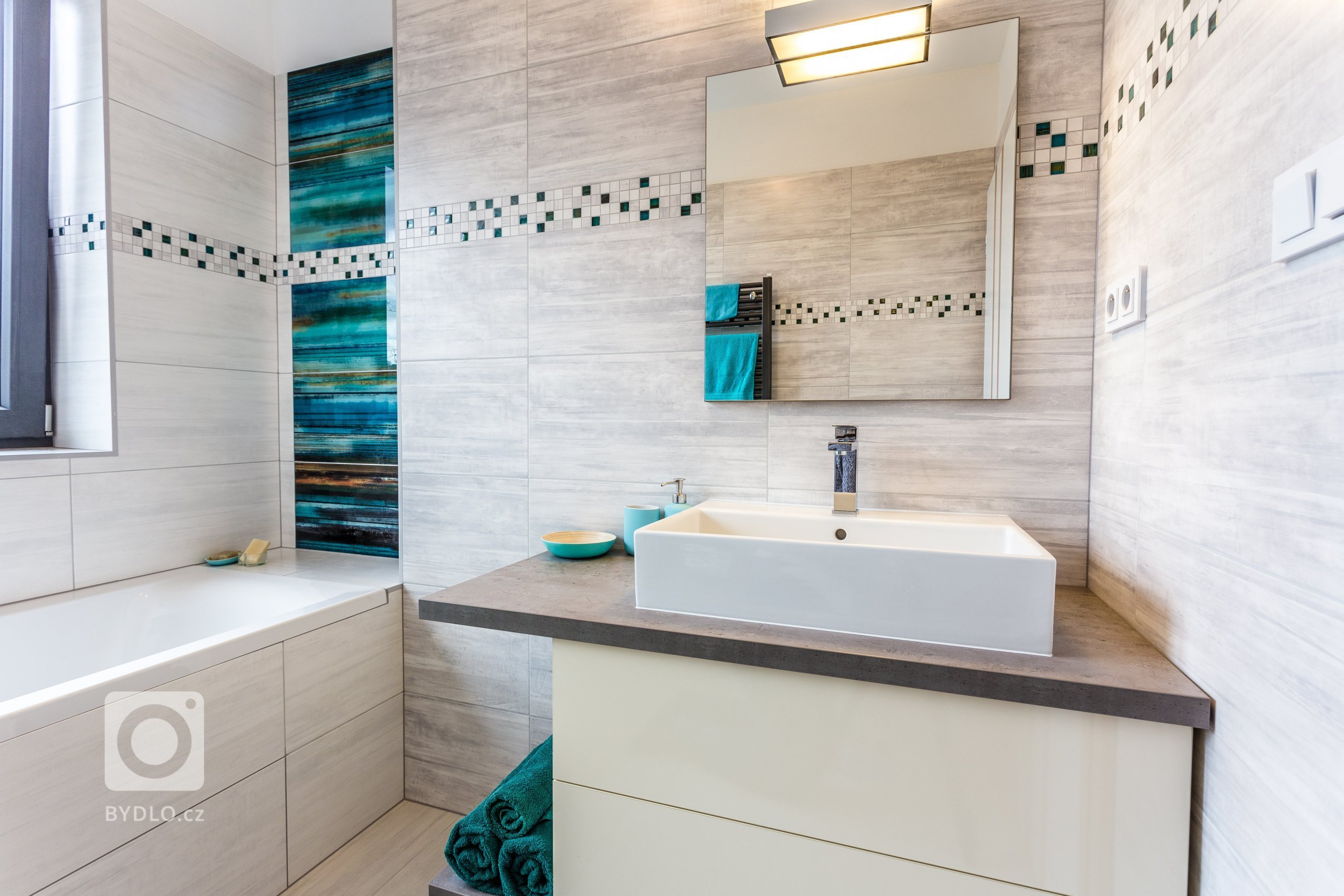 Interiér s nádechem skandinávského stylu. Nábytek včetně pohovky vyroben na zakázku. Pracovní deska z extrémně odolné velkoformátové keramiky Neolith,…