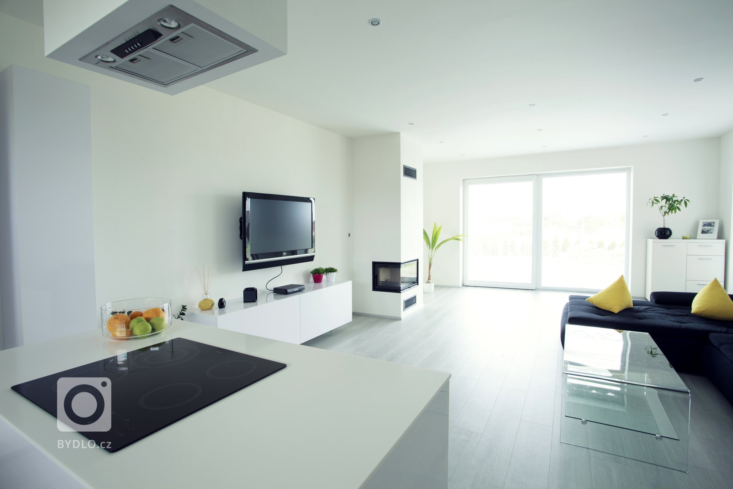 Dobře promyšlená barevná koncepce je základem zdařile pojatého interiéru. Požadavkem klienty bylo využití bílé barvy, která byt opticky zvětšuje a prosvětluje.…