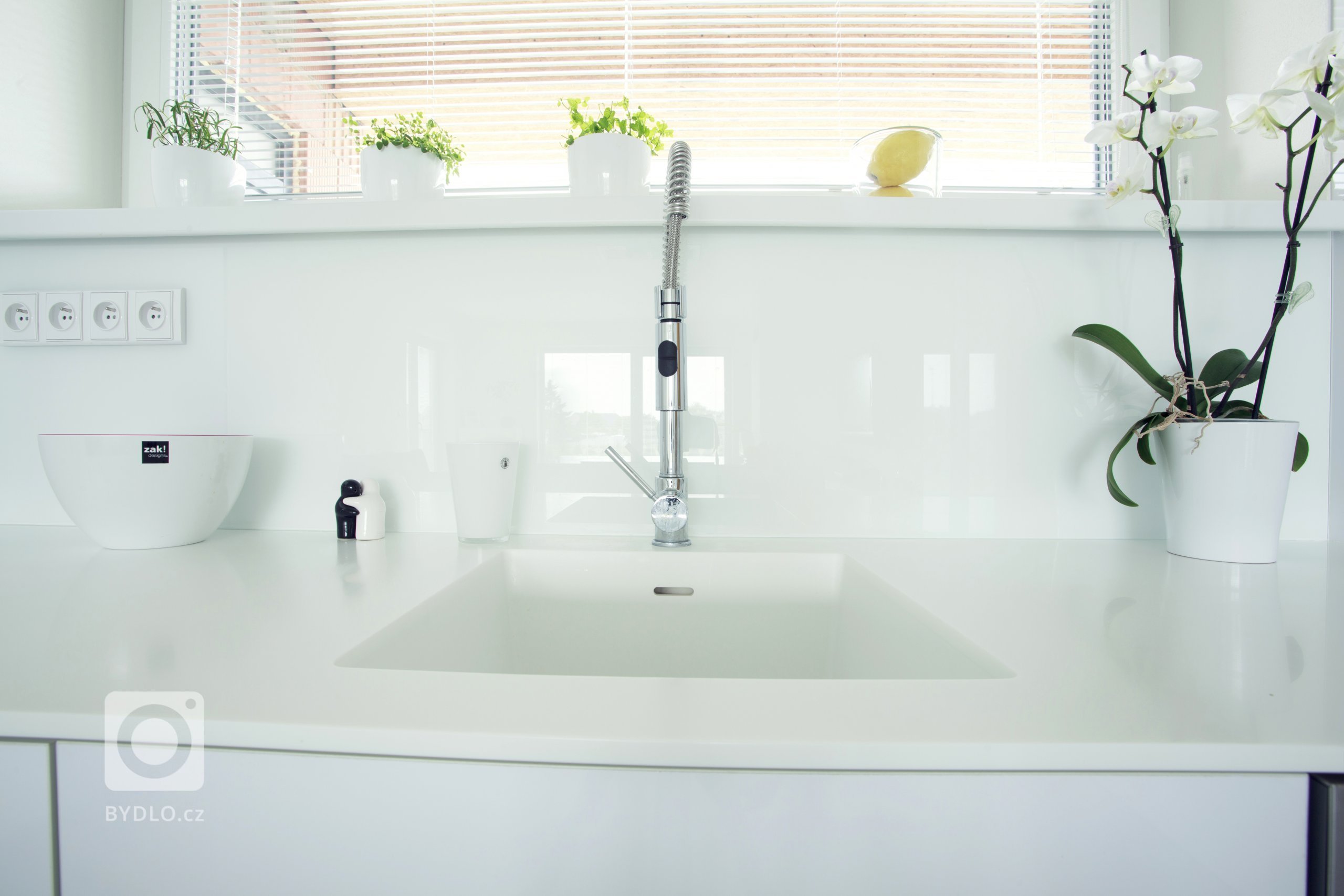 Dobře promyšlená barevná koncepce je základem zdařile pojatého interiéru. Požadavkem klienty bylo využití bílé barvy, která byt opticky zvětšuje a prosvětluje.…