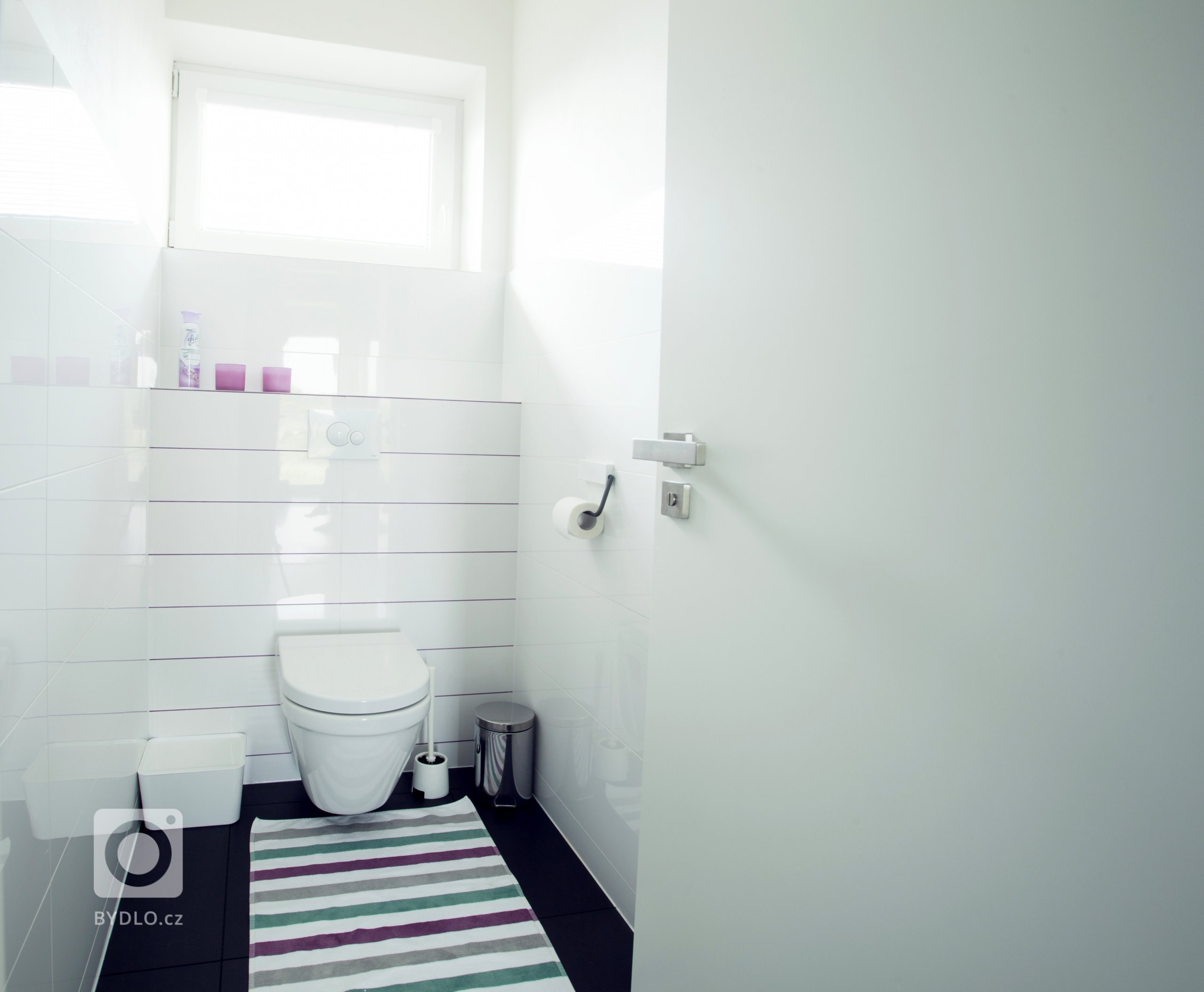 Dobře promyšlená barevná koncepce je základem zdařile pojatého interiéru. Požadavkem klienty bylo využití bílé barvy, která byt opticky zvětšuje a prosvětluje.…