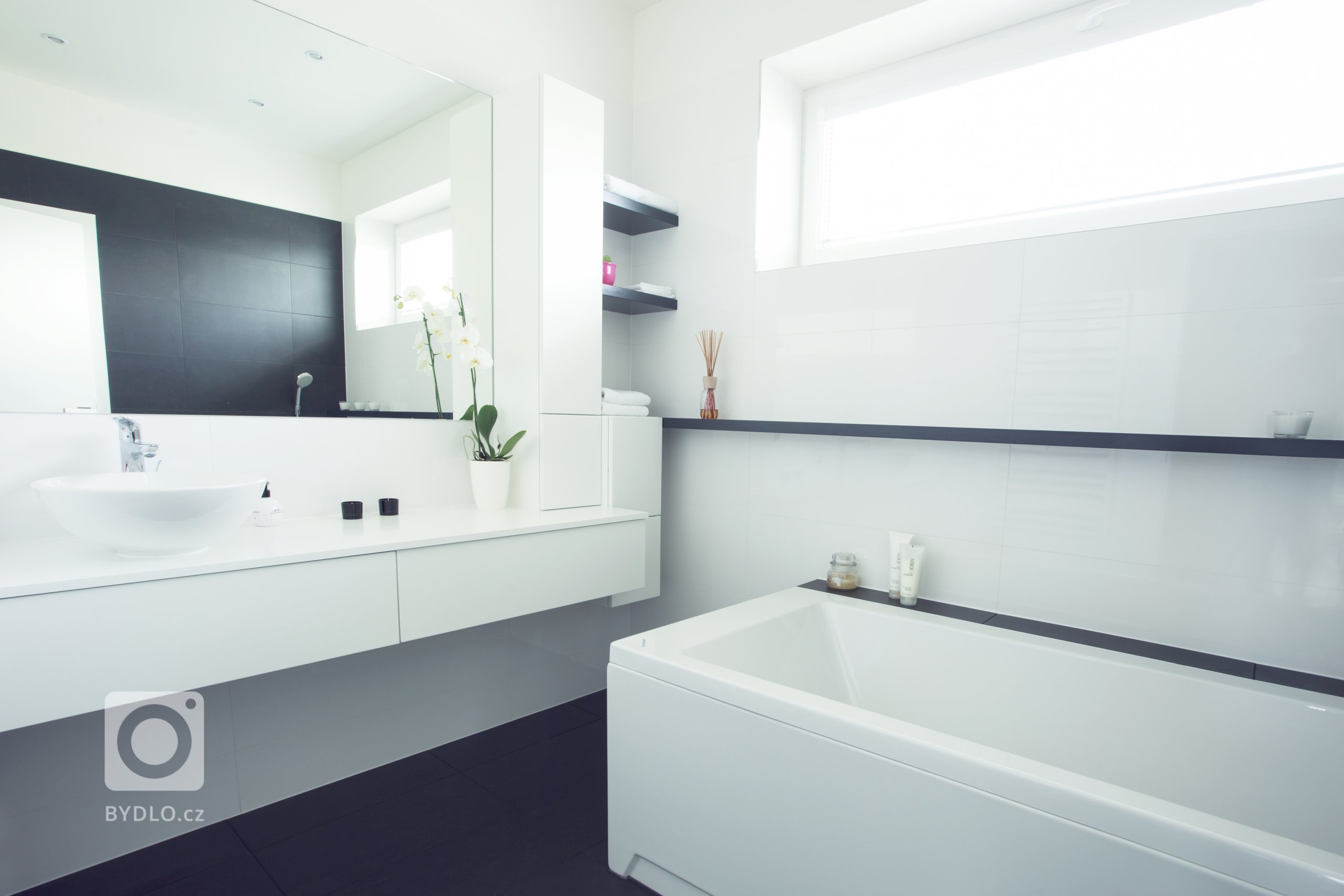 Dobře promyšlená barevná koncepce je základem zdařile pojatého interiéru. Požadavkem klienty bylo využití bílé barvy, která byt opticky zvětšuje a prosvětluje.…