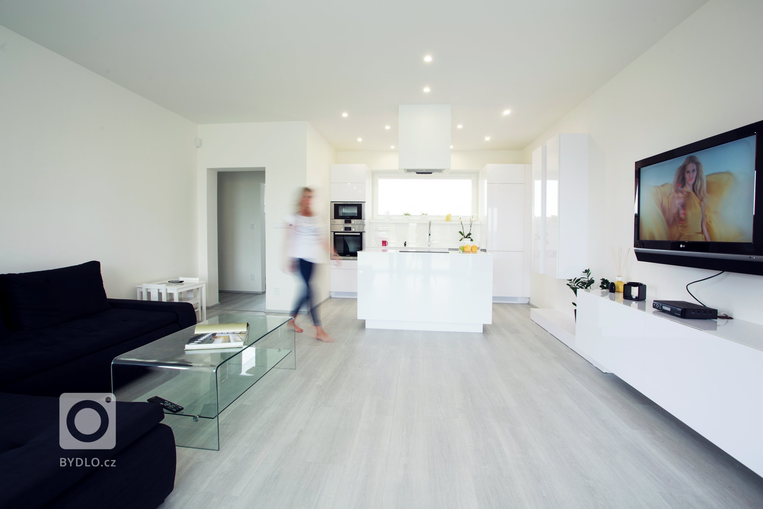 Dobře promyšlená barevná koncepce je základem zdařile pojatého interiéru. Požadavkem klienty bylo využití bílé barvy, která byt opticky zvětšuje a prosvětluje.…