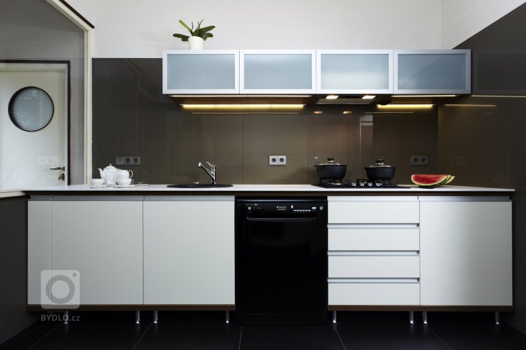 Spojení moderní technologie s&nbsp;retro designem&nbsp;dodává kuchyňskému&nbsp;prostoru pocit útulného domova. Kuchyně&nbsp;je důležitým&nbsp;místem střetávání…