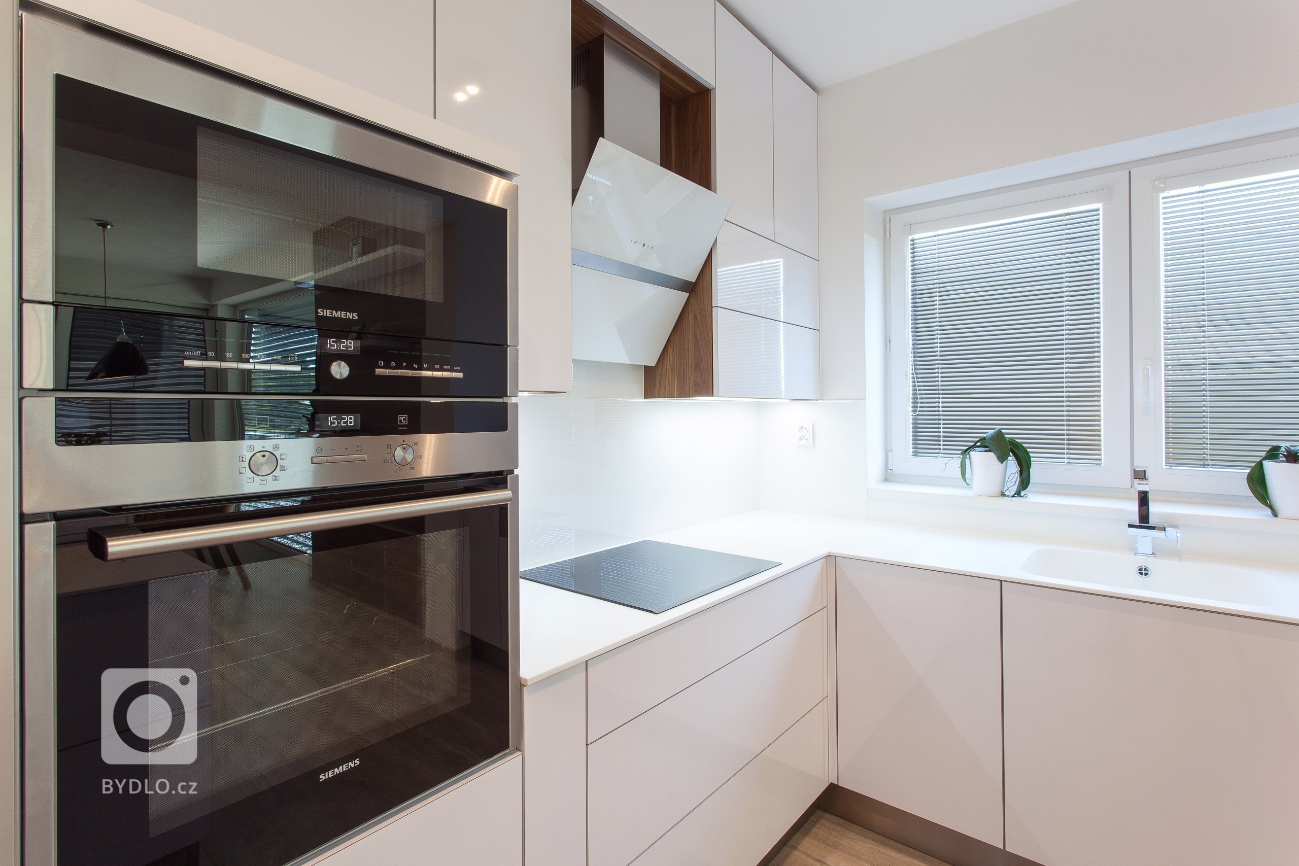 Ateliér Ideacollective navrhnul a kompletně realizoval interiér novostavby rodinného domu. Požadavkem náročného klienta bylo navržení moderního interiéru na…