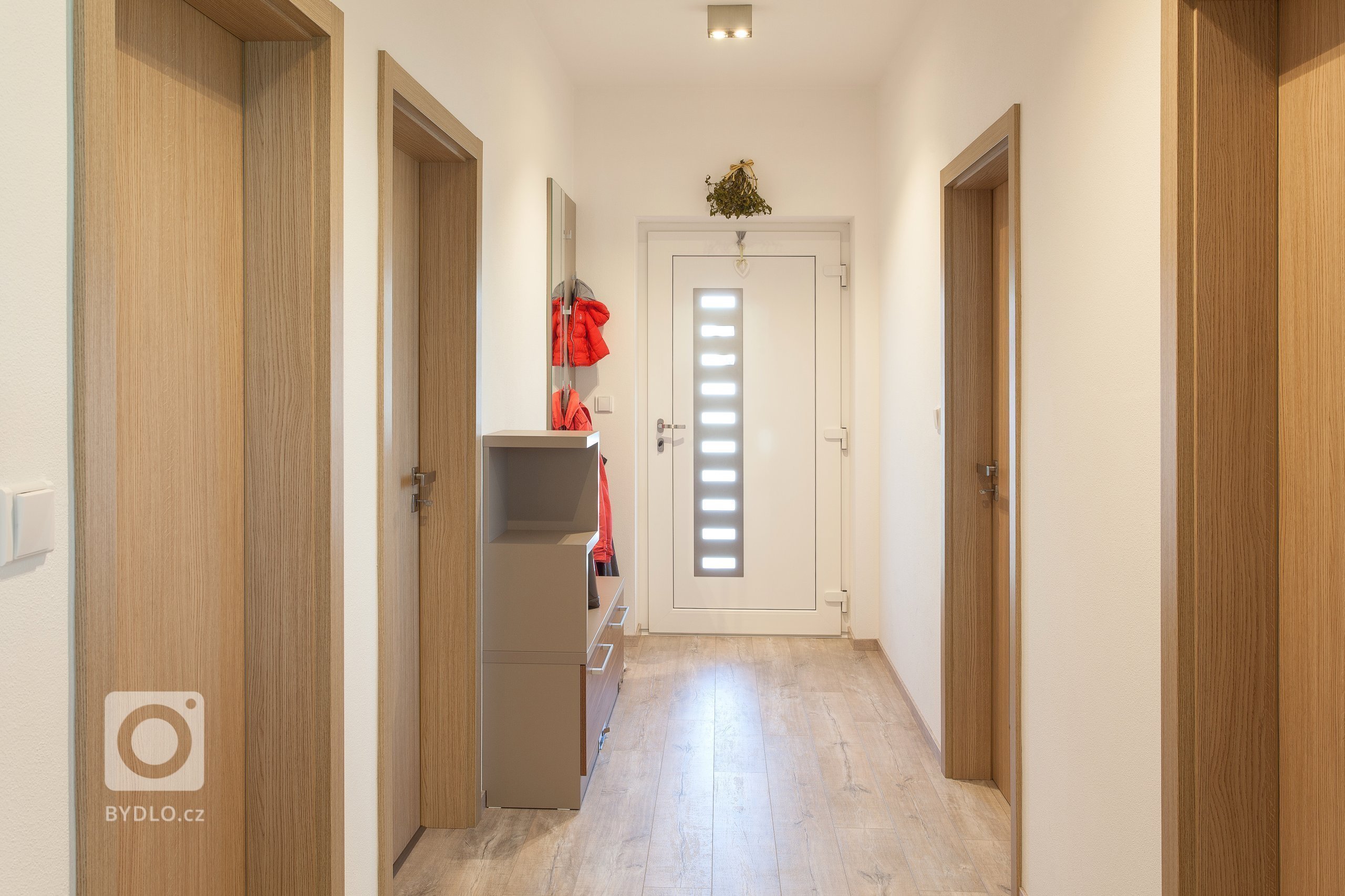 Ateliér Ideacollective navrhnul a kompletně realizoval interiér novostavby rodinného domu. Požadavkem náročného klienta bylo navržení moderního interiéru na…