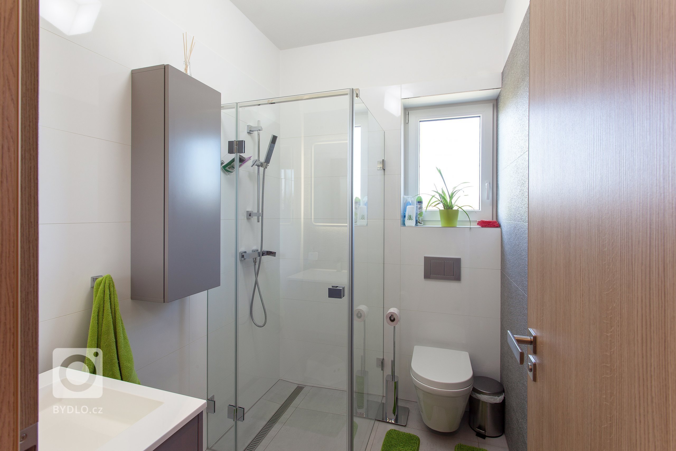 Ateliér Ideacollective navrhnul a kompletně realizoval interiér novostavby rodinného domu. Požadavkem náročného klienta bylo navržení moderního interiéru na…