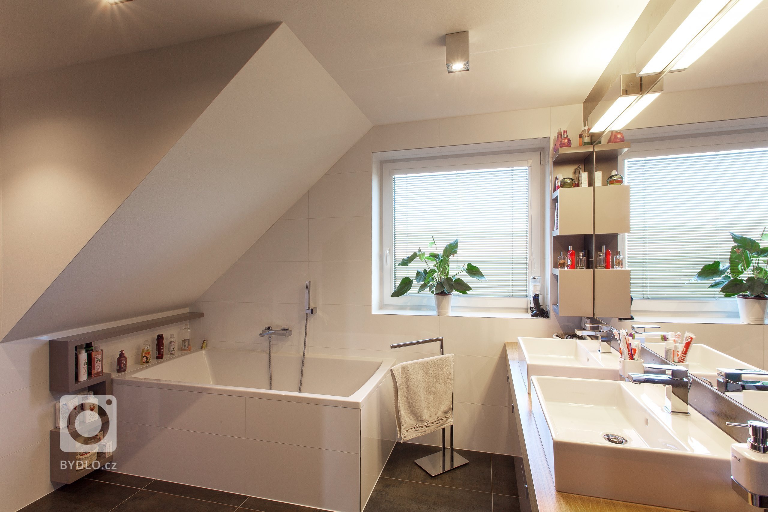 Ateliér Ideacollective navrhnul a kompletně realizoval interiér novostavby rodinného domu. Požadavkem náročného klienta bylo navržení moderního interiéru na…