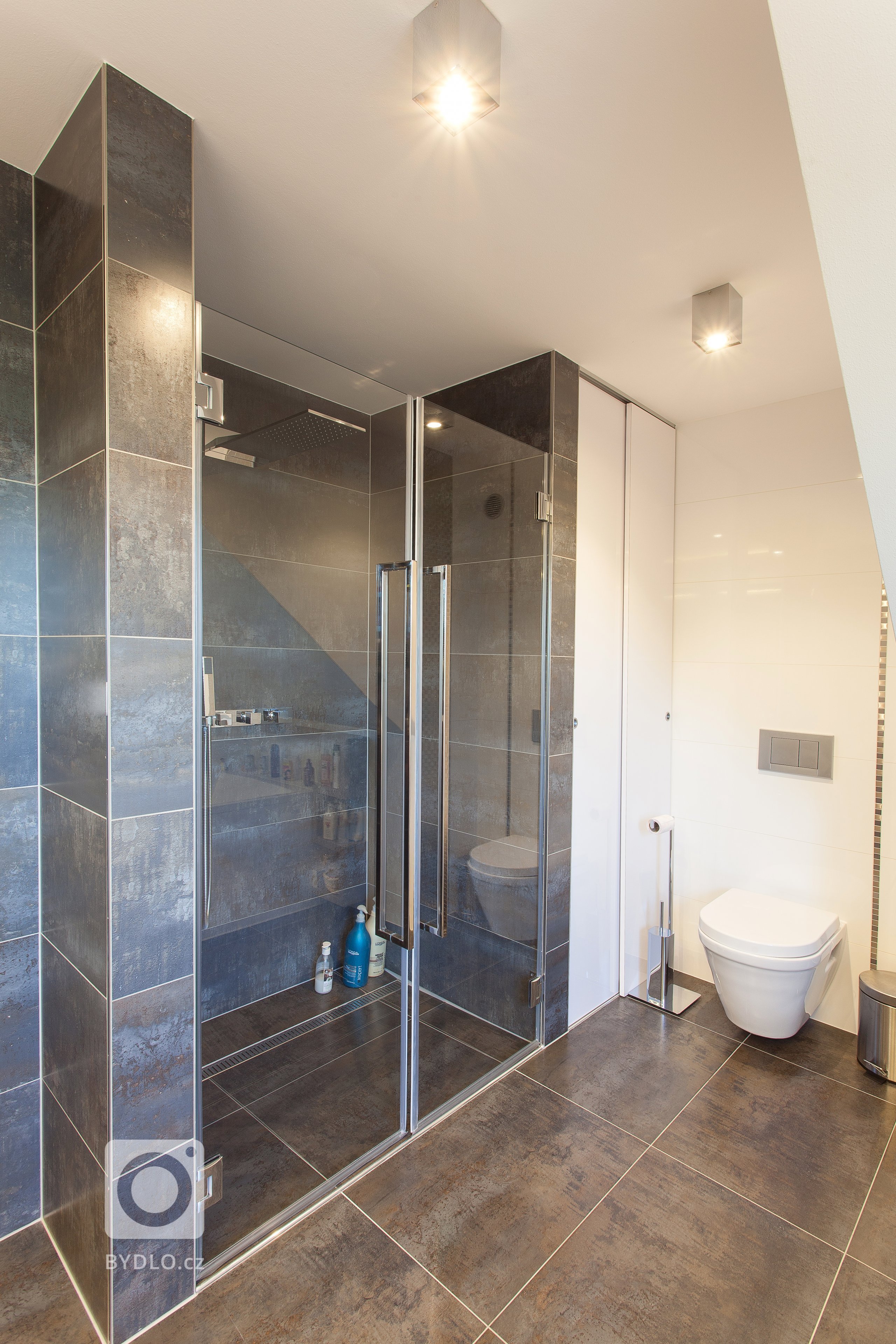 Ateliér Ideacollective navrhnul a kompletně realizoval interiér novostavby rodinného domu. Požadavkem náročného klienta bylo navržení moderního interiéru na…