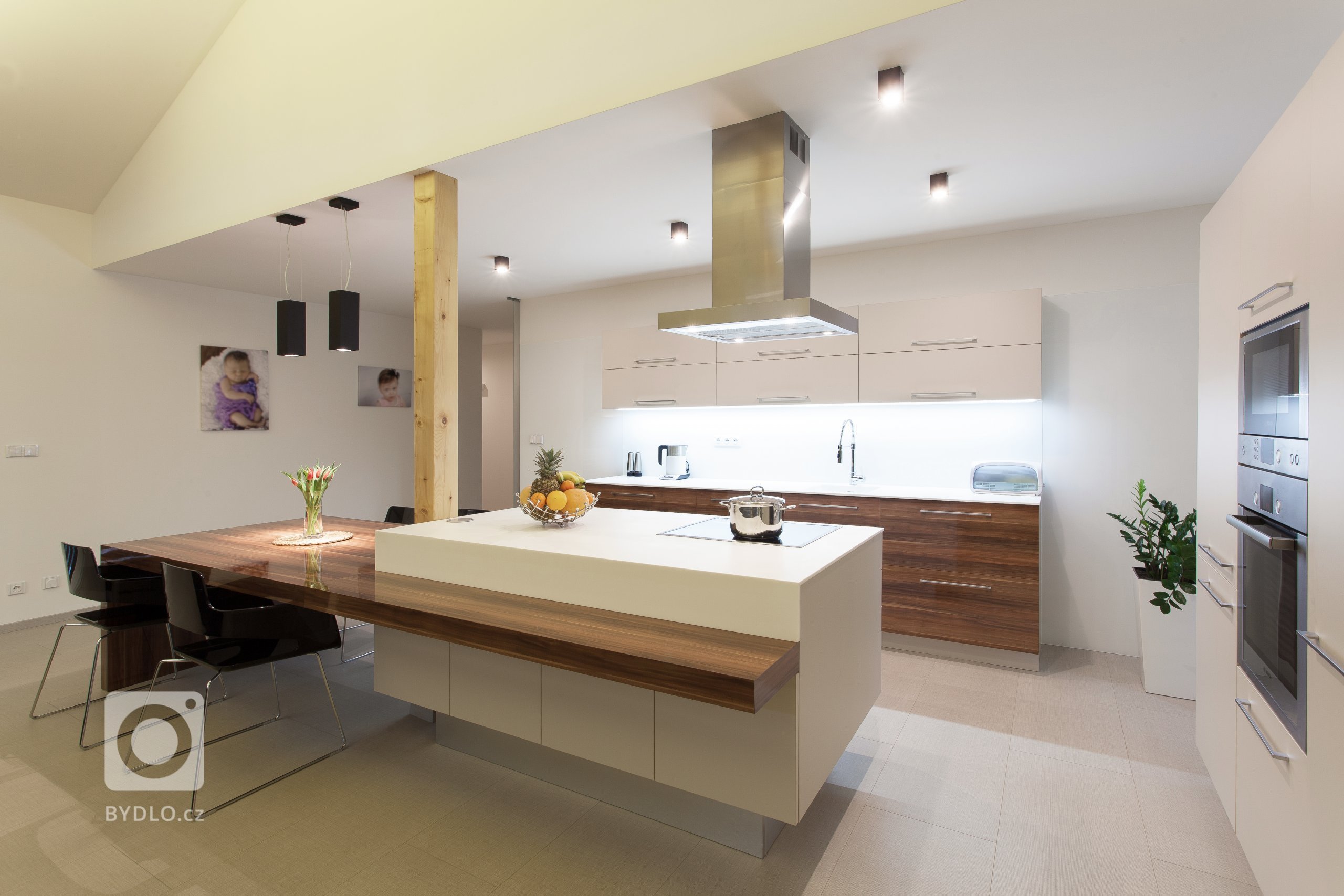 K navržení interiéru nové dřevostavby rodinného domu oslovila ateliér Ideacollective mladá rodina z Uherského Hradiště.

Hlavní část domu tvoří velkolepý…