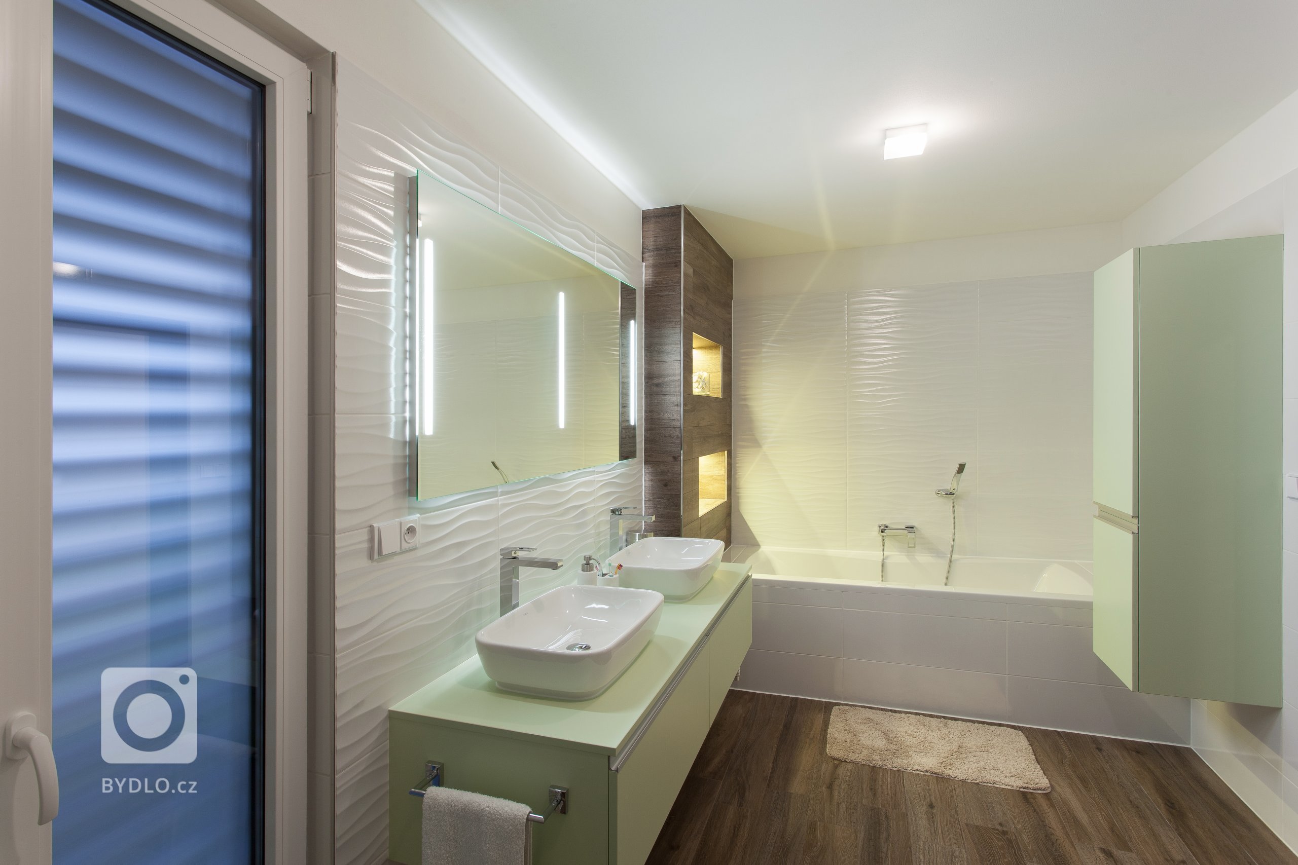 K navržení interiéru nové dřevostavby rodinného domu oslovila ateliér Ideacollective mladá rodina z Uherského Hradiště.

Hlavní část domu tvoří velkolepý…