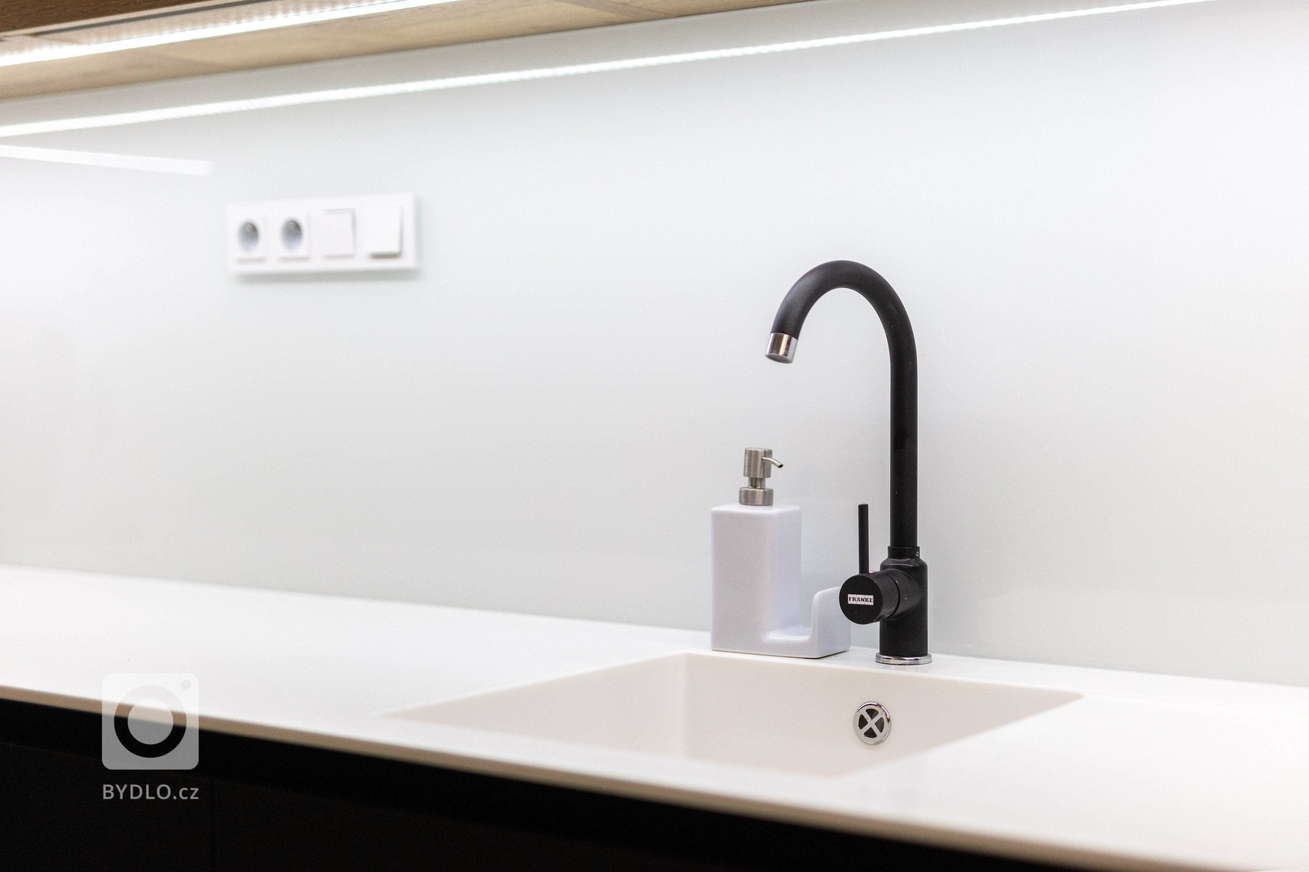 Investor nás oslovil&nbsp;s přáním navrhnout&nbsp;interiér&nbsp;pro&nbsp;novostavbu&nbsp;rodinného domu ve&nbsp;Starém Městě.&nbsp;Požadavkem mladého páru bylo…