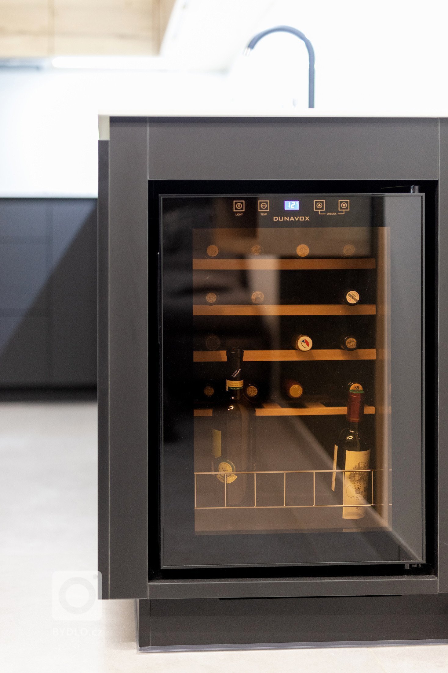 Investor nás oslovil&nbsp;s přáním navrhnout&nbsp;interiér&nbsp;pro&nbsp;novostavbu&nbsp;rodinného domu ve&nbsp;Starém Městě.&nbsp;Požadavkem mladého páru bylo…