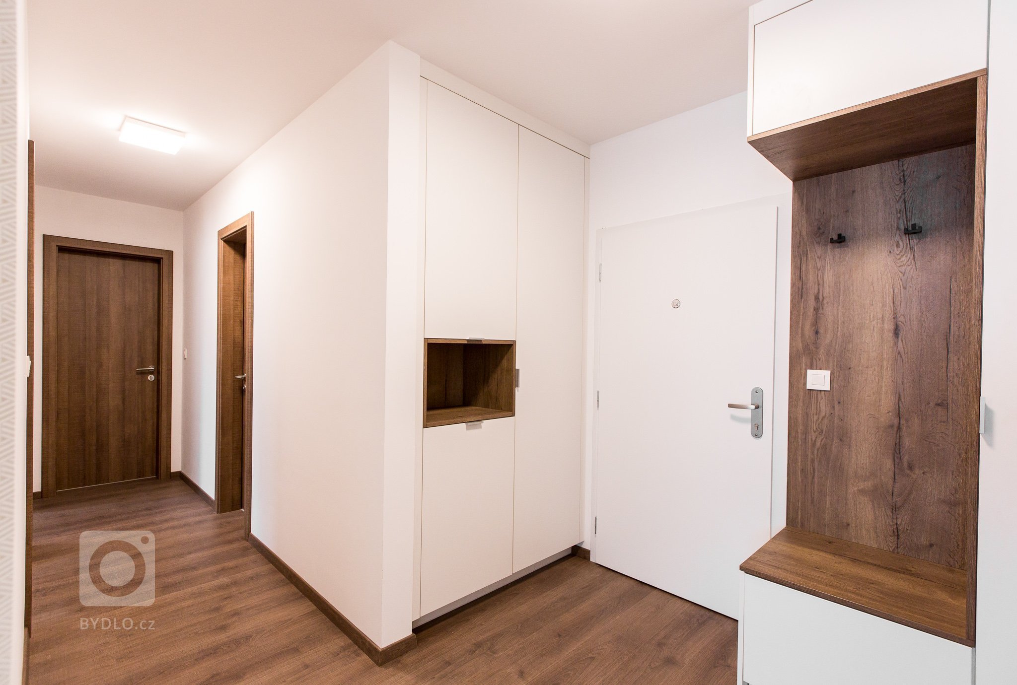 Realizácia 3i. bytu v projekte Malé Krasňany. 

Byt je navrhnutý v príjemných zemitých farbách, navodzuje hotelový štýl.&nbsp;

Kuchynská linka priamo…