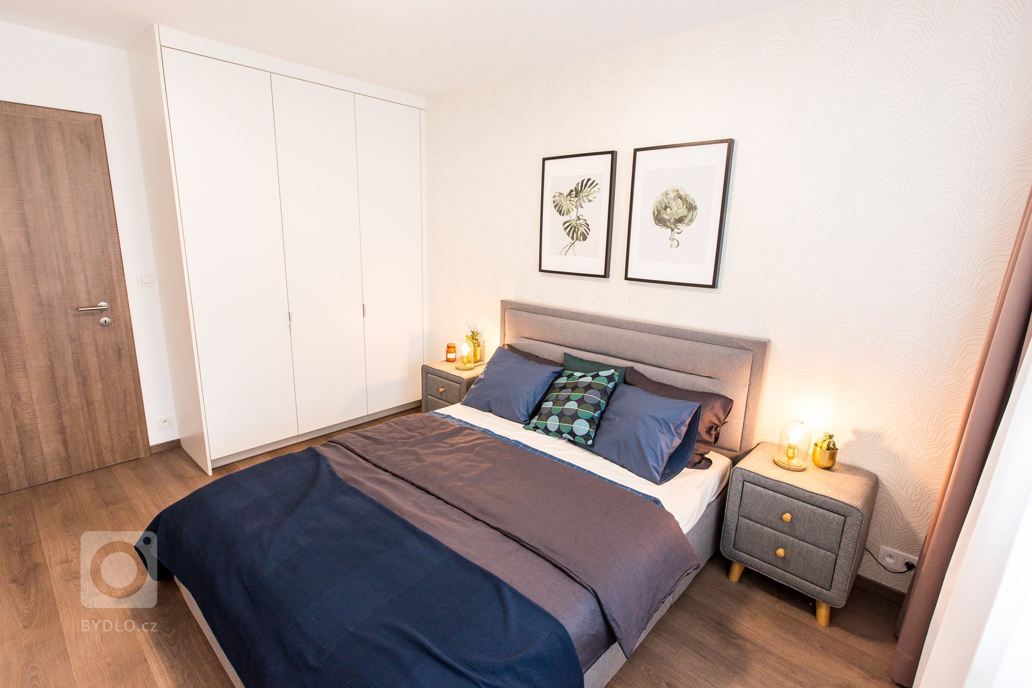 Realizácia 3i. bytu v projekte Malé Krasňany. 

Byt je navrhnutý v príjemných zemitých farbách, navodzuje hotelový štýl.&nbsp;

Kuchynská linka priamo…