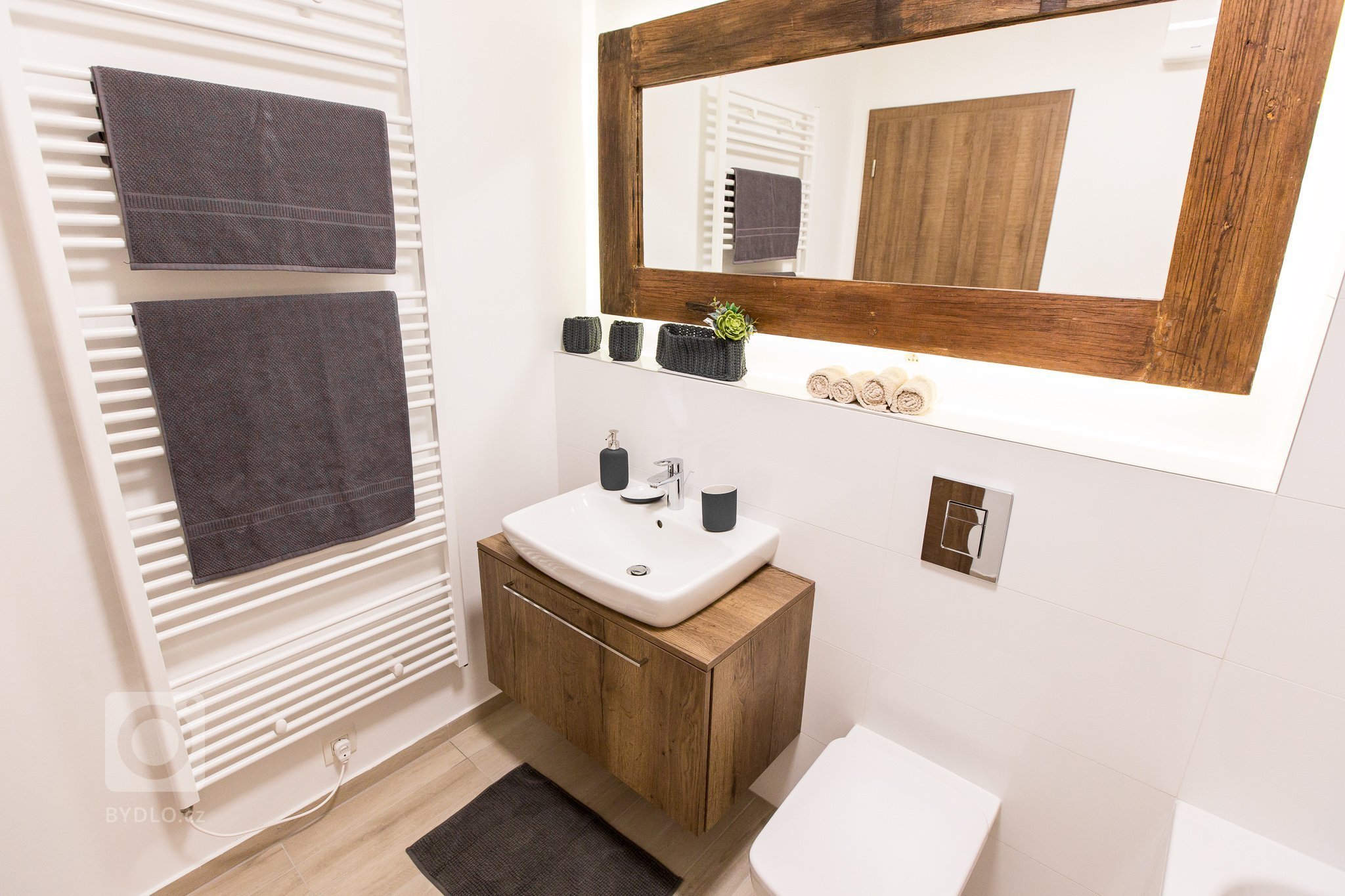 Realizácia 3i. bytu v projekte Malé Krasňany. 

Byt je navrhnutý v príjemných zemitých farbách, navodzuje hotelový štýl.&nbsp;

Kuchynská linka priamo…