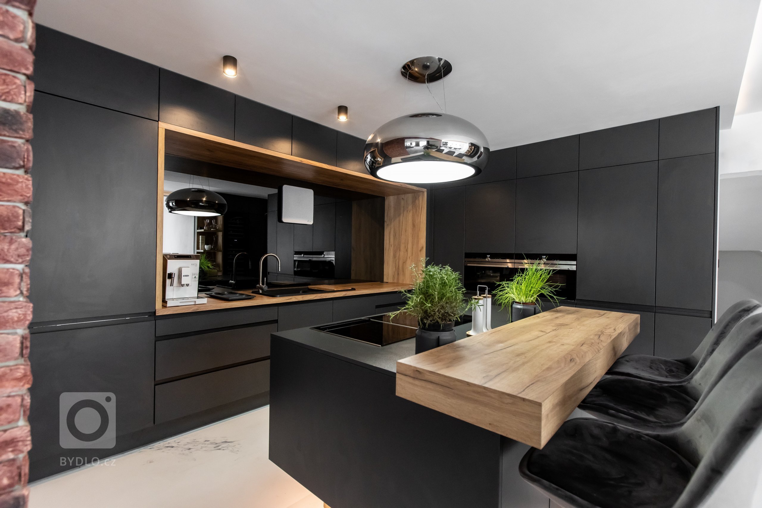 Nezvyčajná kombinácia antracitového matu s dekórom dub zlatý, ktorá bola vkusne zachovaná naprieč celým bytom (domom?), vnáša interiéru eleganciu a jemne…