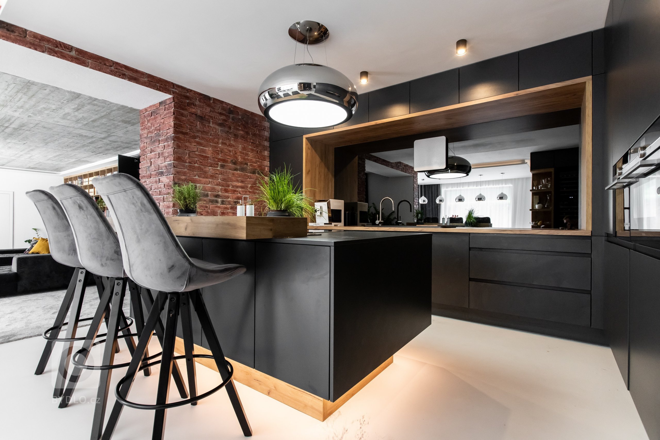 Nezvyčajná kombinácia antracitového matu s dekórom dub zlatý, ktorá bola vkusne zachovaná naprieč celým bytom (domom?), vnáša interiéru eleganciu a jemne…