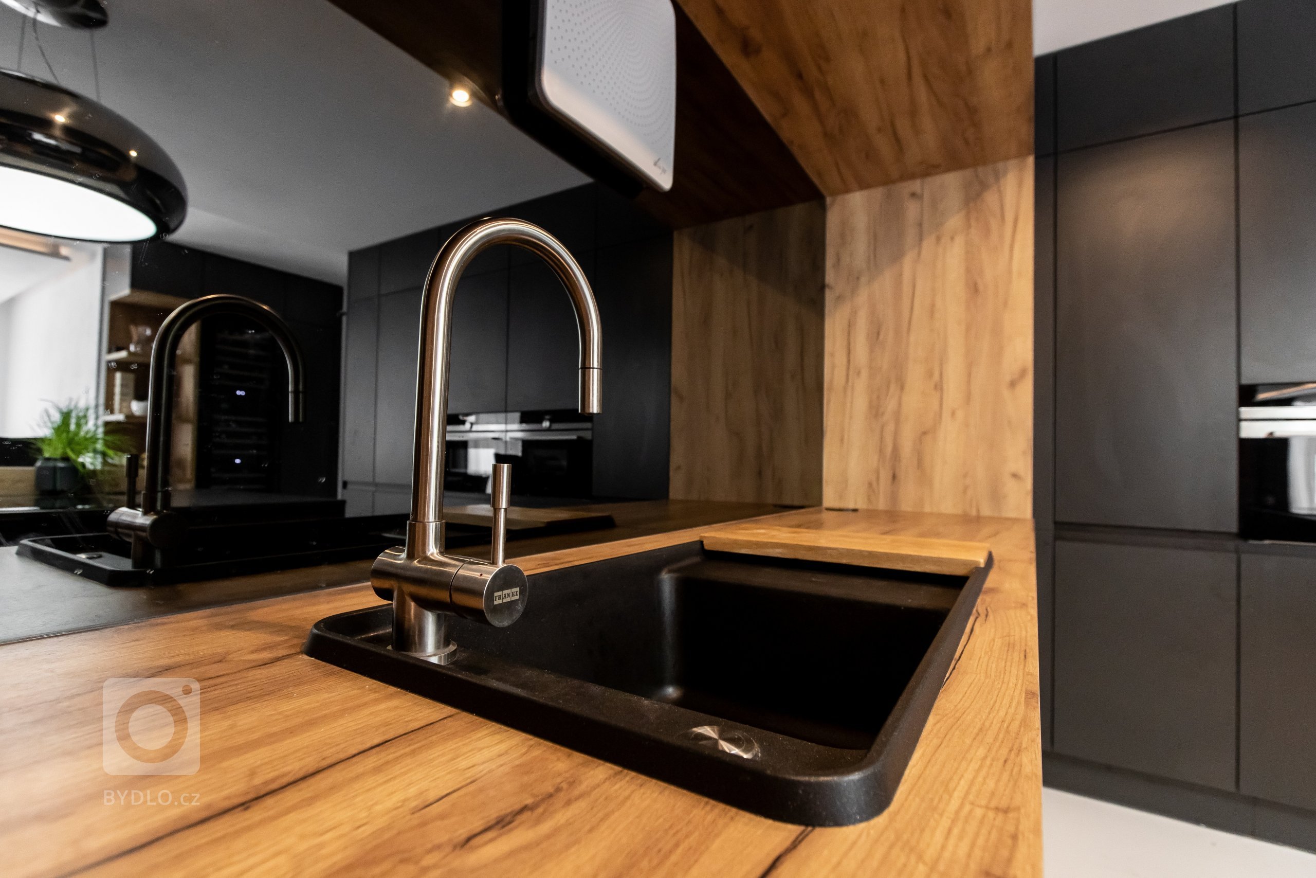 Nezvyčajná kombinácia antracitového matu s dekórom dub zlatý, ktorá bola vkusne zachovaná naprieč celým bytom (domom?), vnáša interiéru eleganciu a jemne…