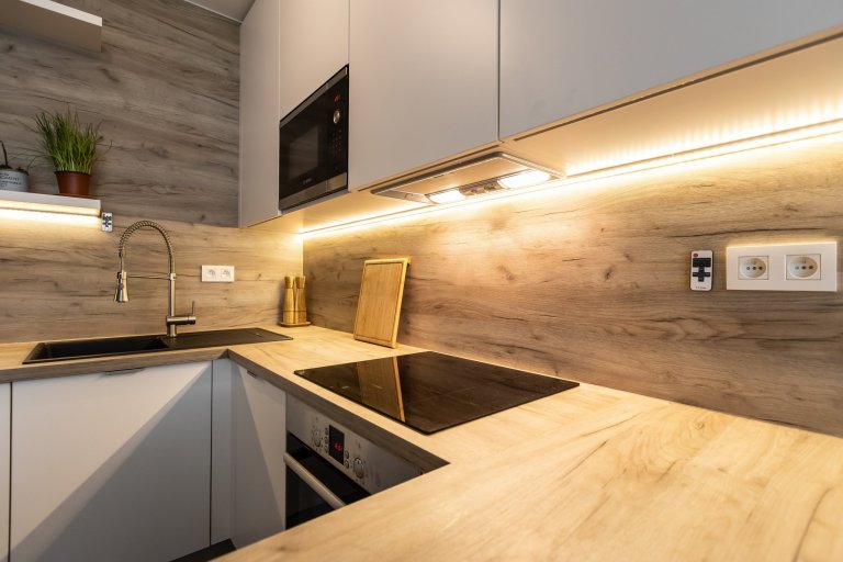 Moderným trendom dispozičného riešenia interiérov je prepojenie dvoch priestorov, v ktorých trávime počas dňa naviac času - kuchyne a obývačky. Riešenie stola,…