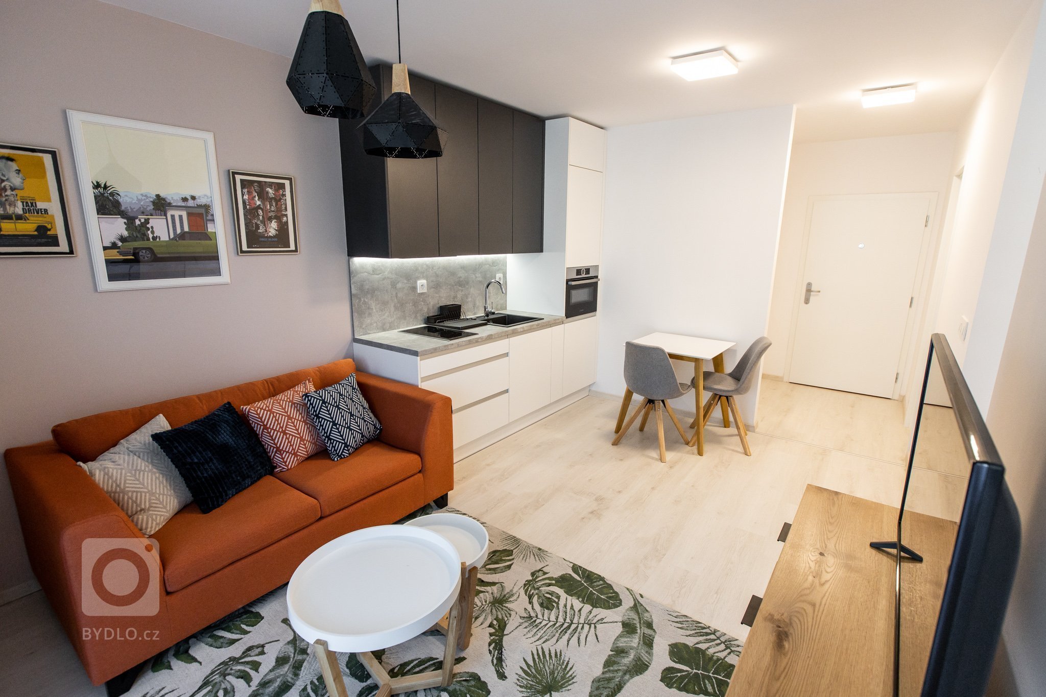 Jednoizbový byt v Malých Krasňanoch - vkusne zariadená obývacia časť s kuchyňou. V spacej časti sme zhotovili vstavané skrine v bielej farbe aby čo najviac…