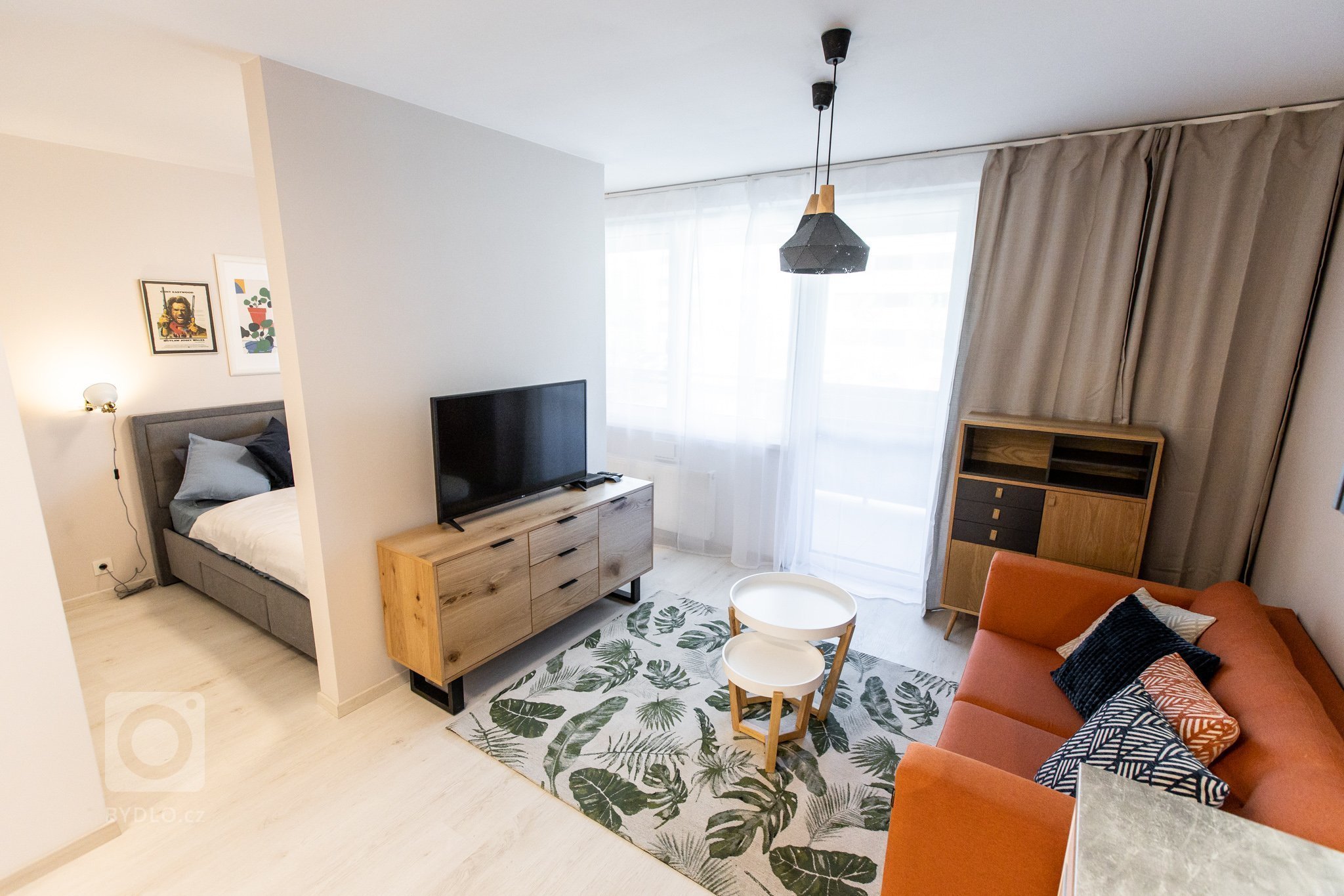 Jednoizbový byt v Malých Krasňanoch - vkusne zariadená obývacia časť s kuchyňou. V spacej časti sme zhotovili vstavané skrine v bielej farbe aby čo najviac…