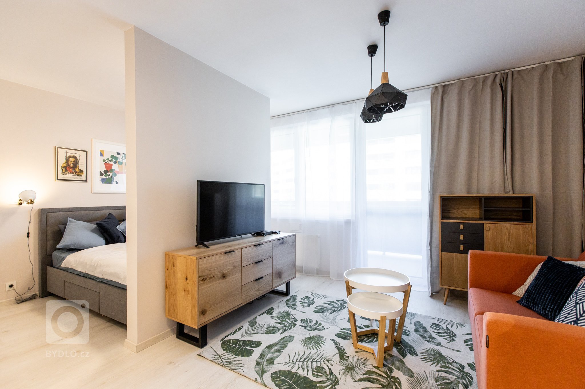 Jednoizbový byt v Malých Krasňanoch - vkusne zariadená obývacia časť s kuchyňou. V spacej časti sme zhotovili vstavané skrine v bielej farbe aby čo najviac…