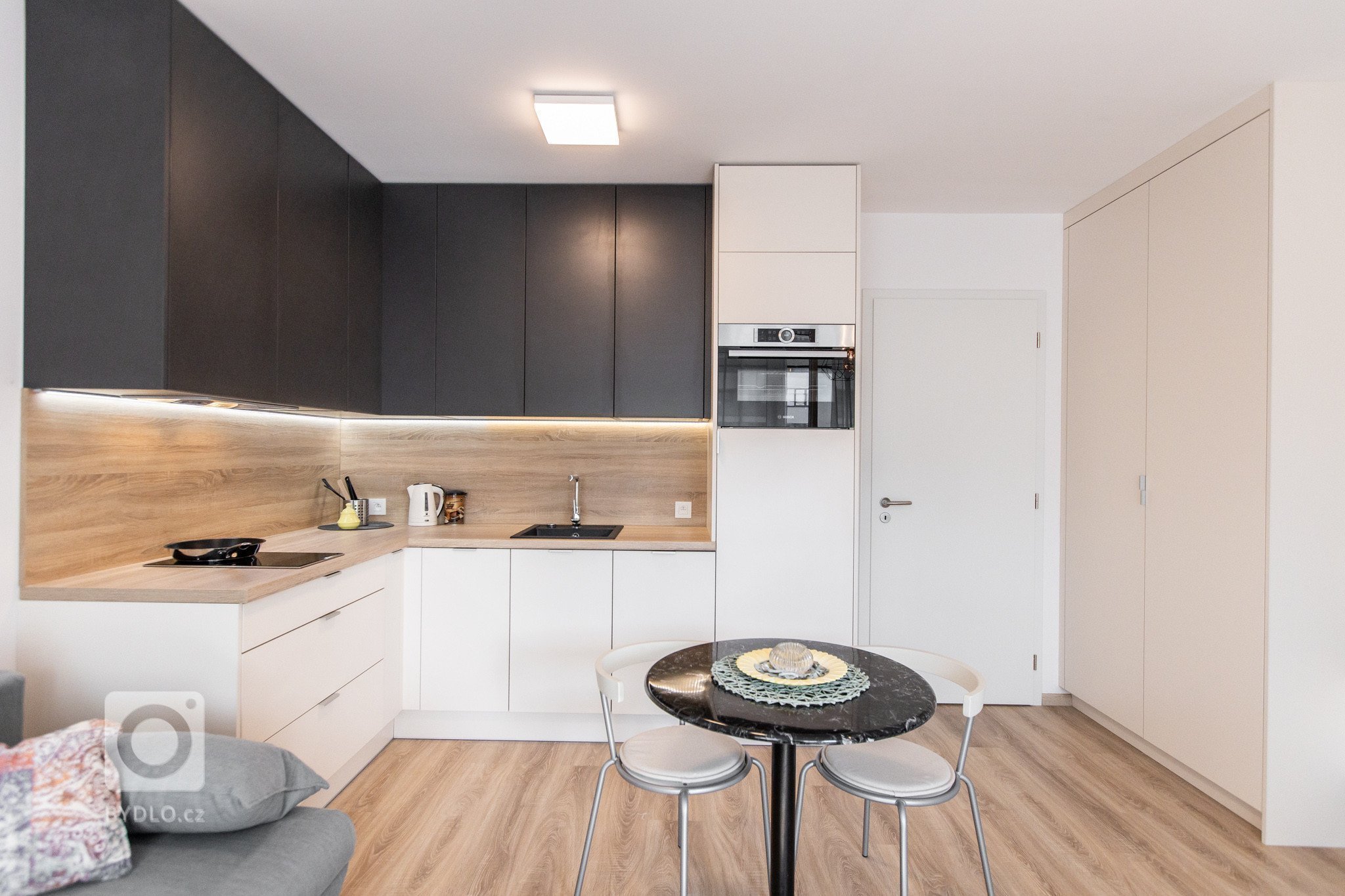 Horné skrinky - antracitový mat
Dolné skrinky a TV skrinka - Biely mat s L madlom
&nbsp;
