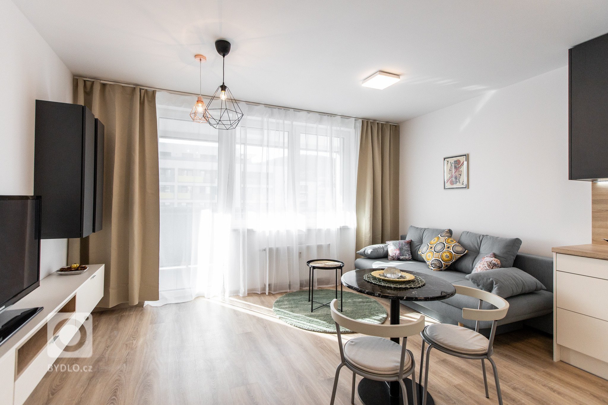 Horné skrinky - antracitový mat
Dolné skrinky a TV skrinka - Biely mat s L madlom
&nbsp;
