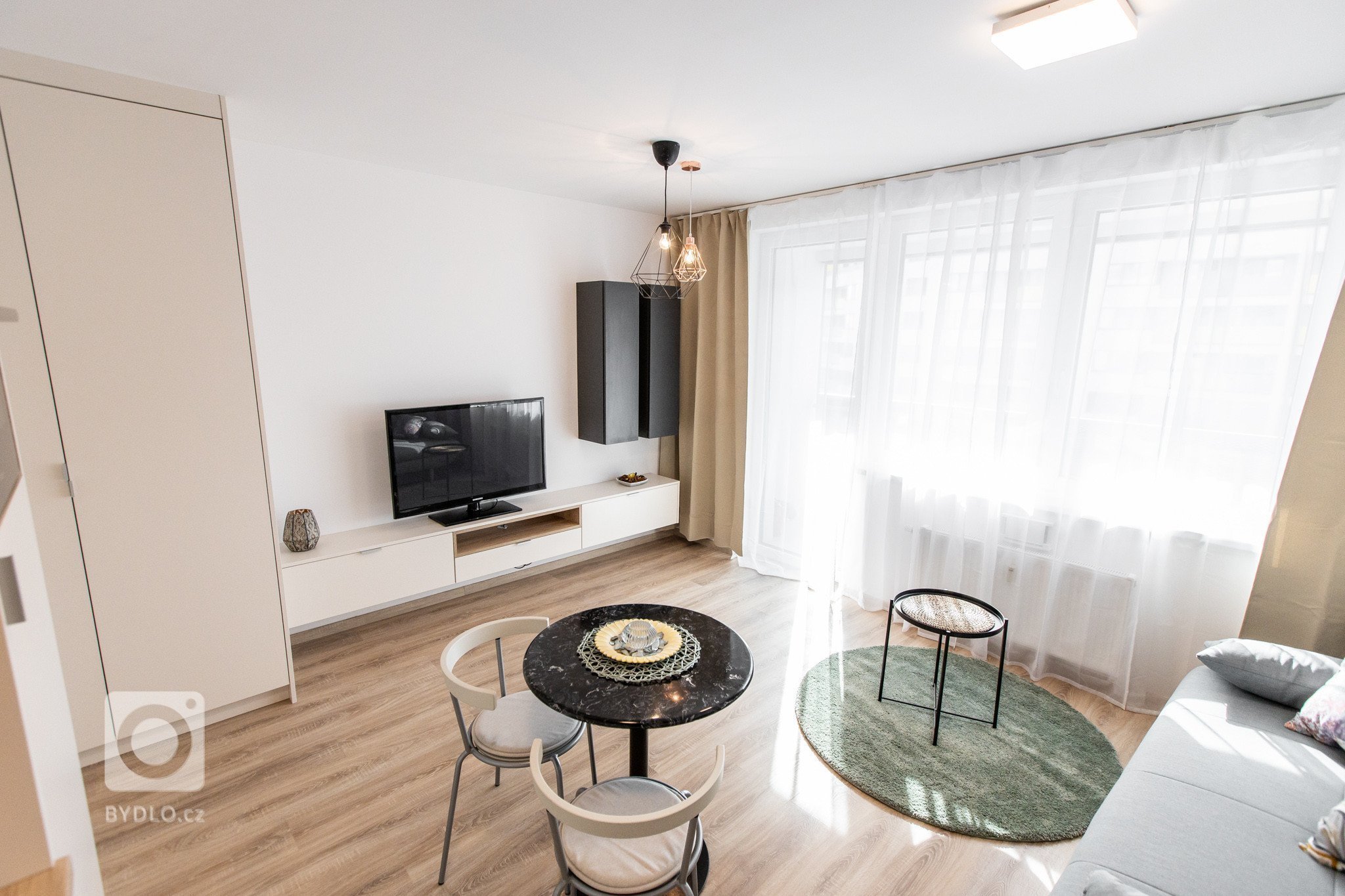 Horné skrinky - antracitový mat
Dolné skrinky a TV skrinka - Biely mat s L madlom
&nbsp;
