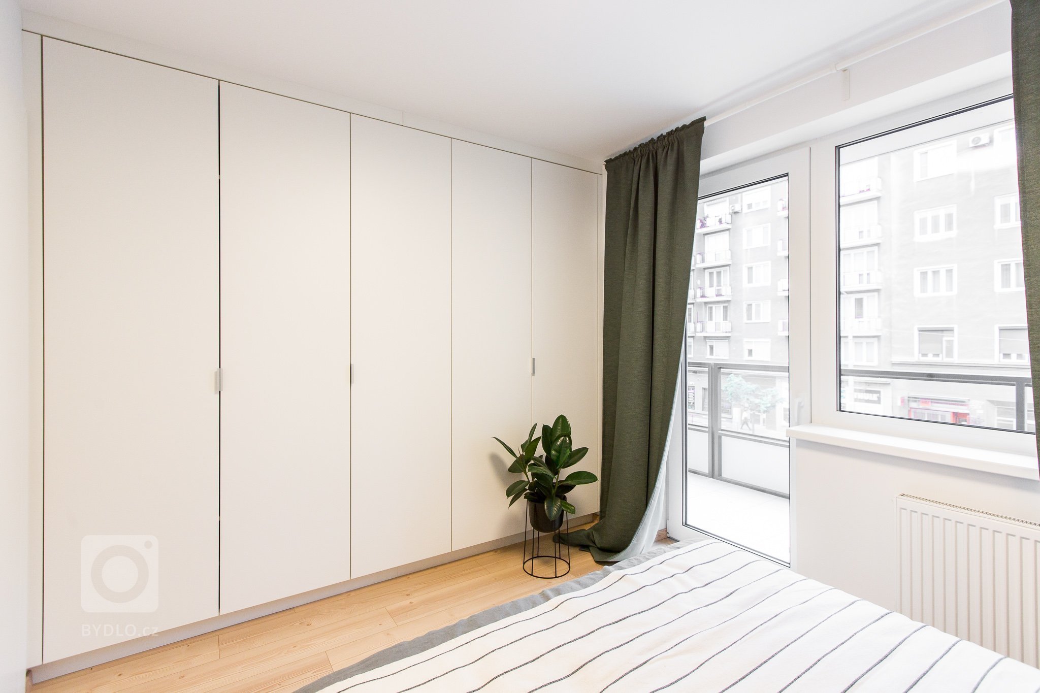 Dizajnova antracitová kuchyňa s dekorom dub zlatý - prepojenie s obývačkou. Vstavané minimalistické skrine v spálni a v detskej izbe.
