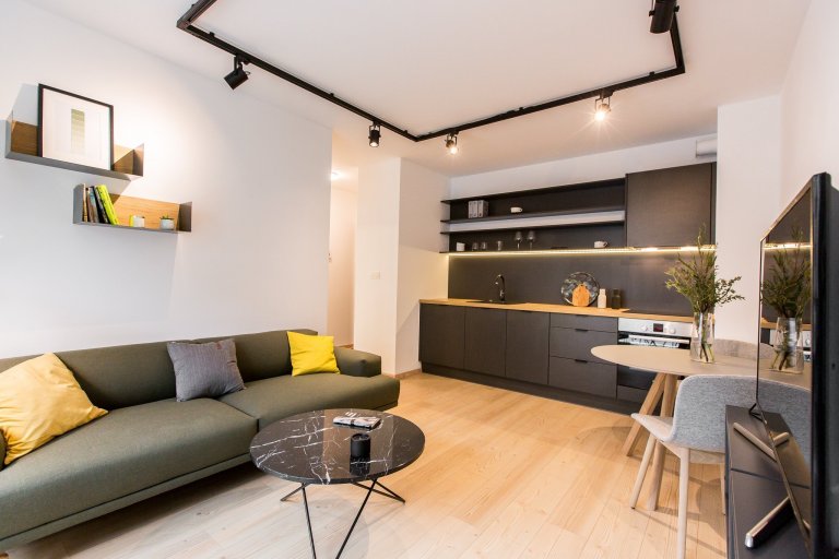 Dizajnova antracitová kuchyňa s dekorom dub zlatý - prepojenie s obývačkou. Vstavané minimalistické skrine v spálni a v detskej izbe.

