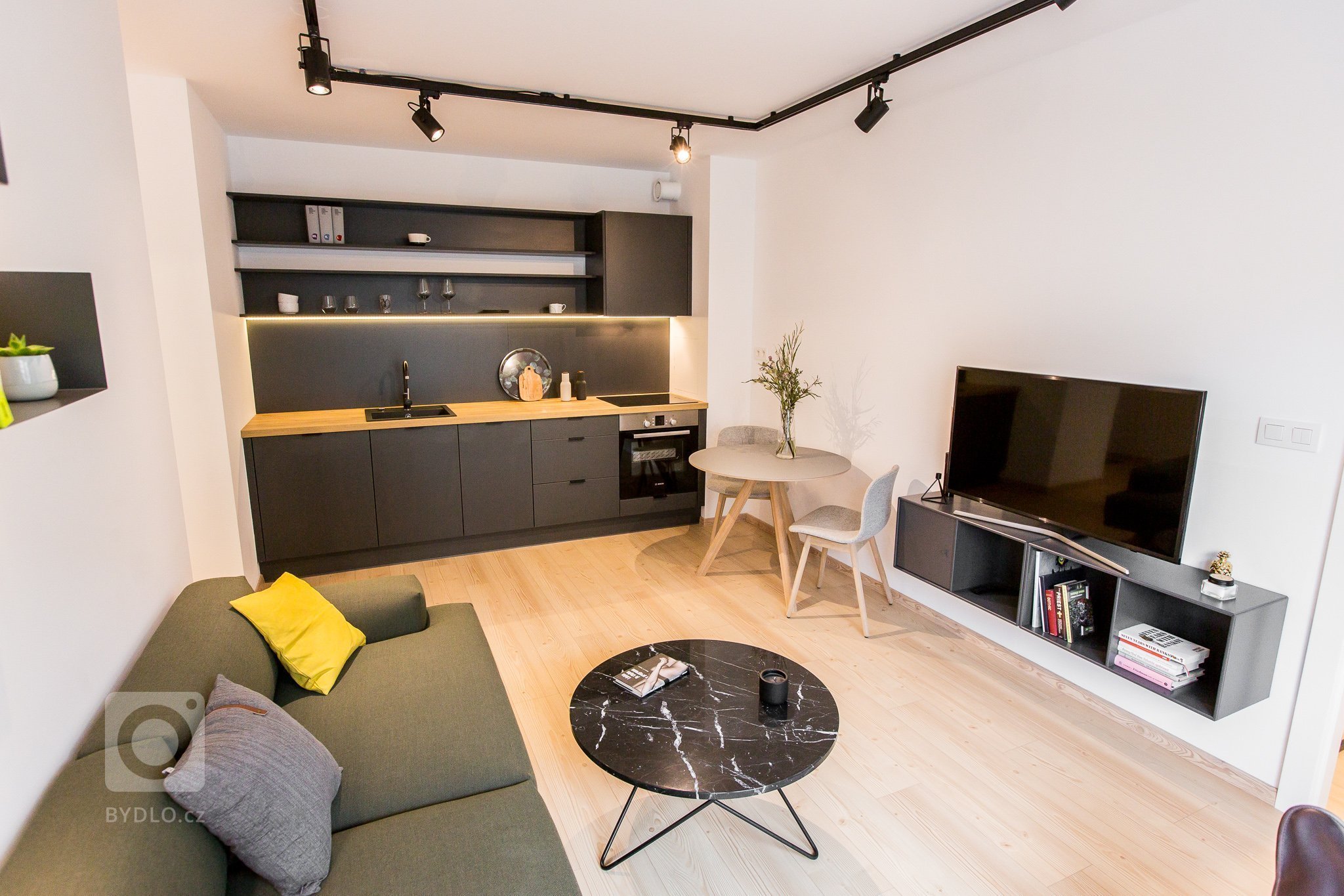 Dizajnova antracitová kuchyňa s dekorom dub zlatý - prepojenie s obývačkou. Vstavané minimalistické skrine v spálni a v detskej izbe.
